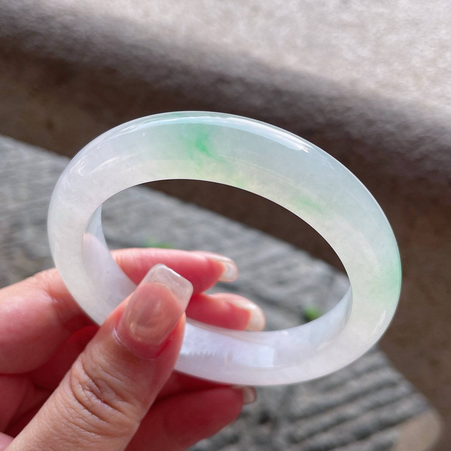 手镯正圈55 56圈口55.5-12.2-9.2编码0603YT25冰种白底飘绿，晶莹剔透，水润，种老，无裂