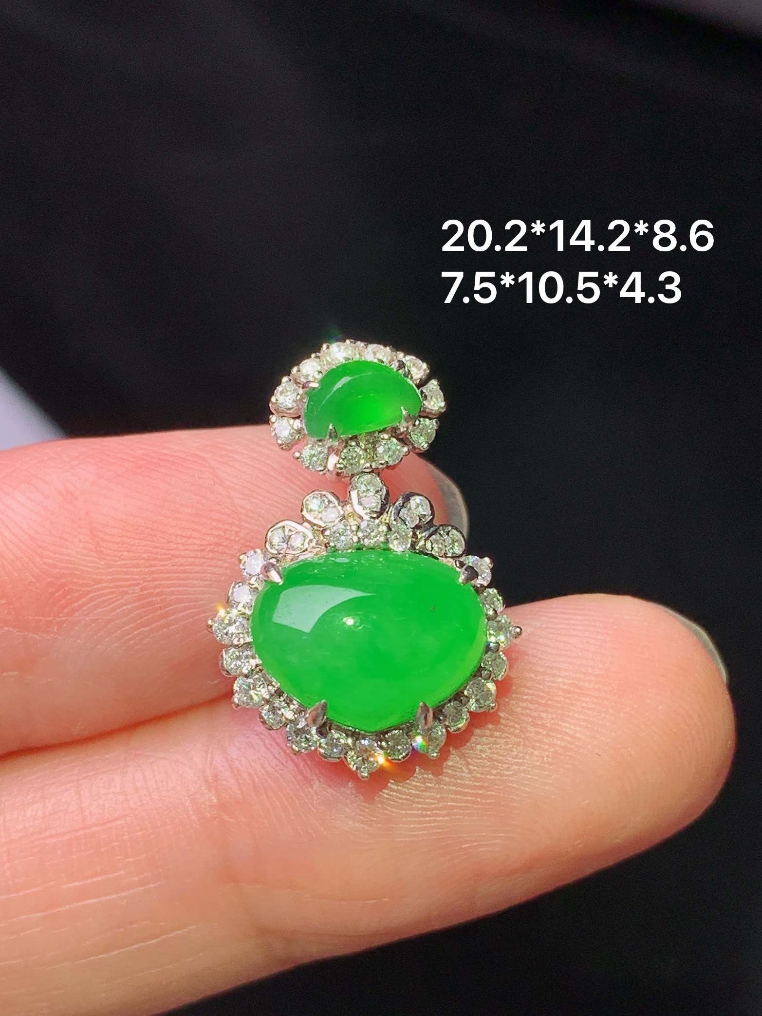 18k金钻镶嵌阳绿蛋面吊坠 玉质细腻 色泽艳丽清新 整体尺寸20.2*14.2*8.6 s1