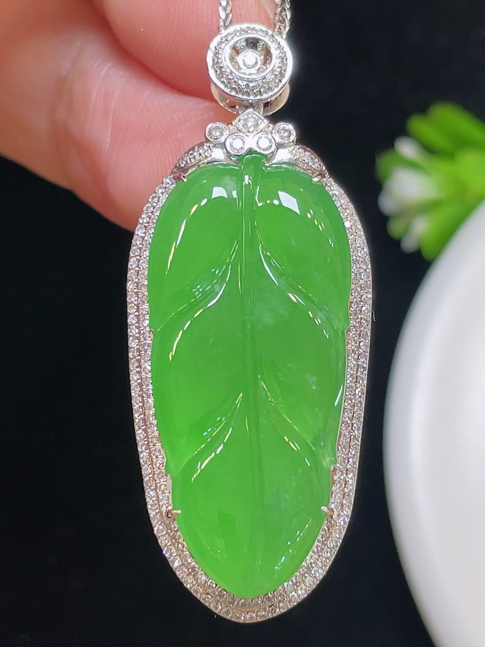 ️【阳绿，叶子】大件饱满，通透水润，玉质细腻，翠色鲜艳，18k金奢华钻石镶嵌️，30.3-14.