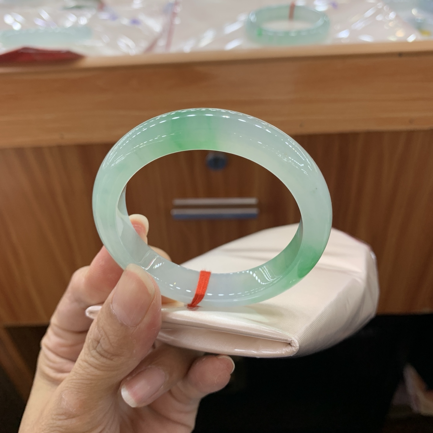060246WJ 飘绿正圈小圈口翡翠手镯 51.3-11-8