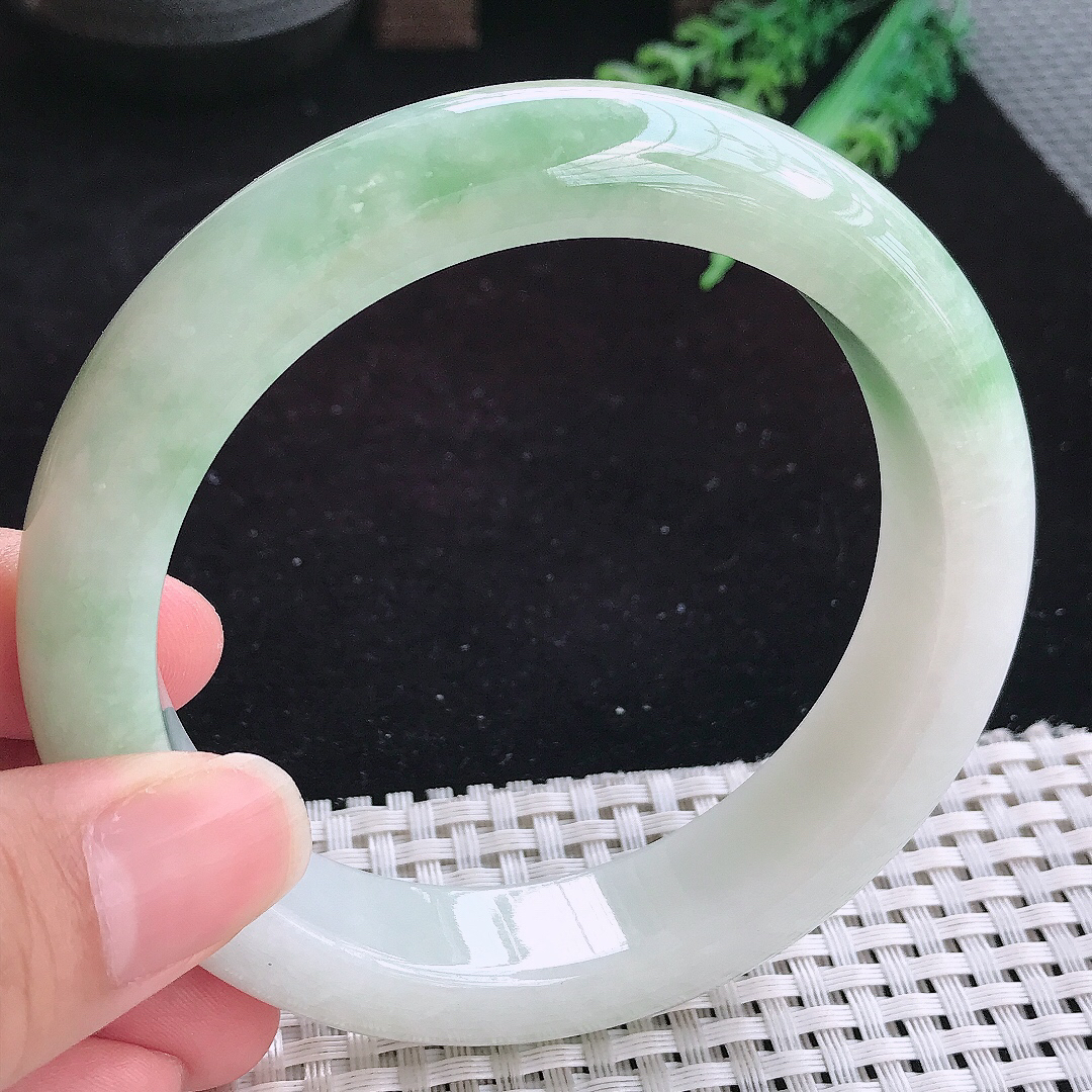 实拍A货翡翠64/15/6.6大圈口冰润淡绿色厚装手镯玉手镯女款平安镯