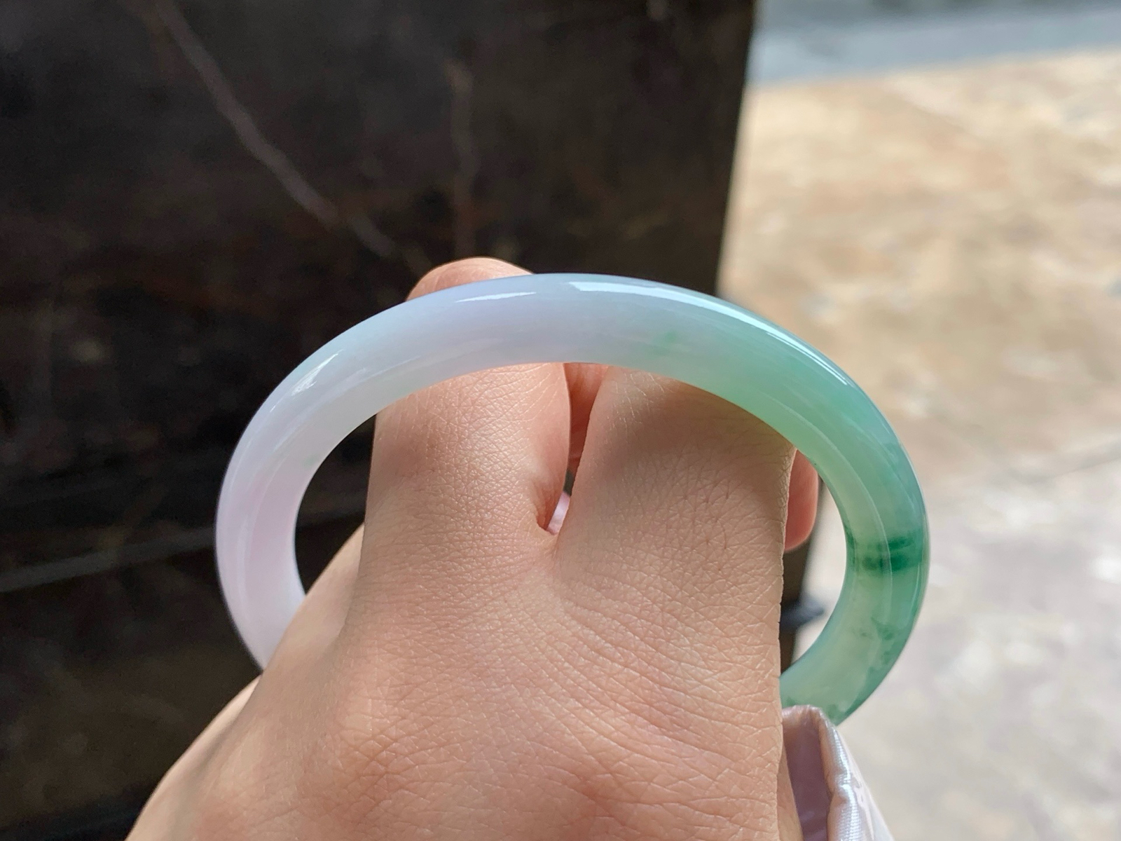 57-8
绿花圆条手镯^_^颜色好看