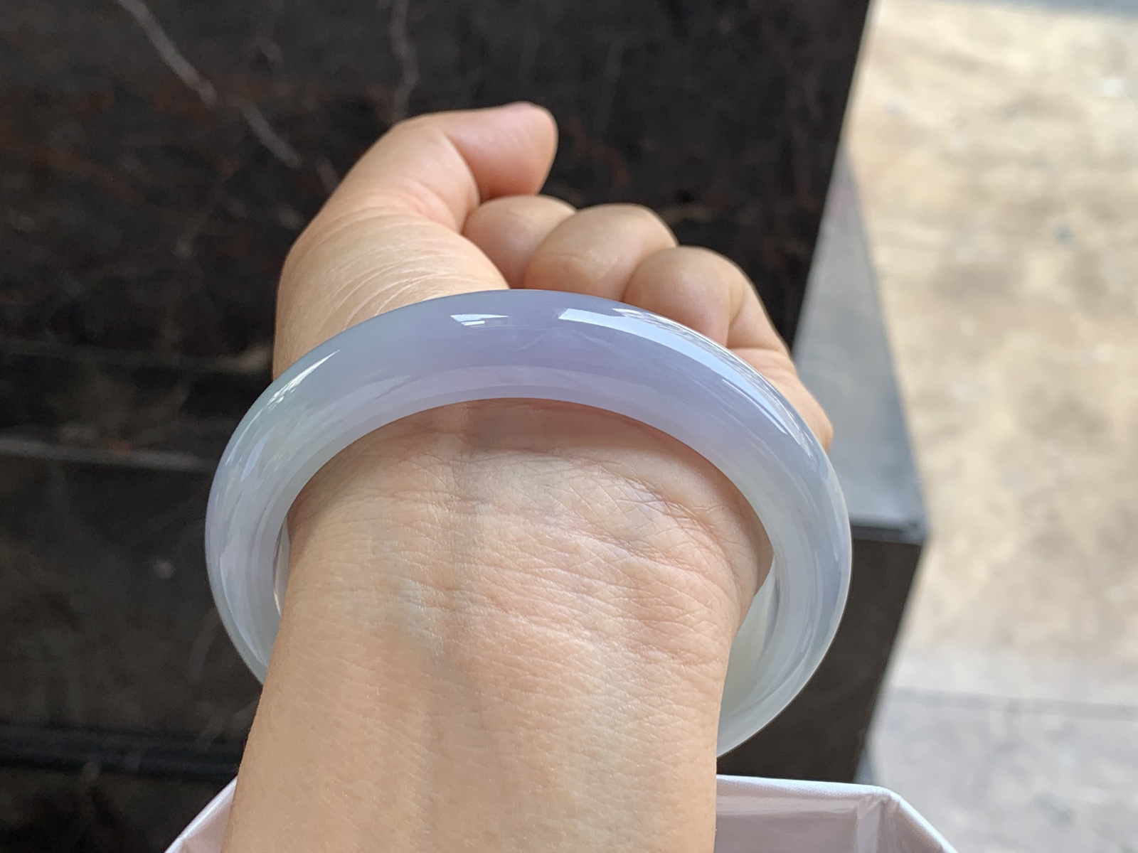 59-13-8.8mm
春色大圈口手镯 水润细腻 颜色漂亮