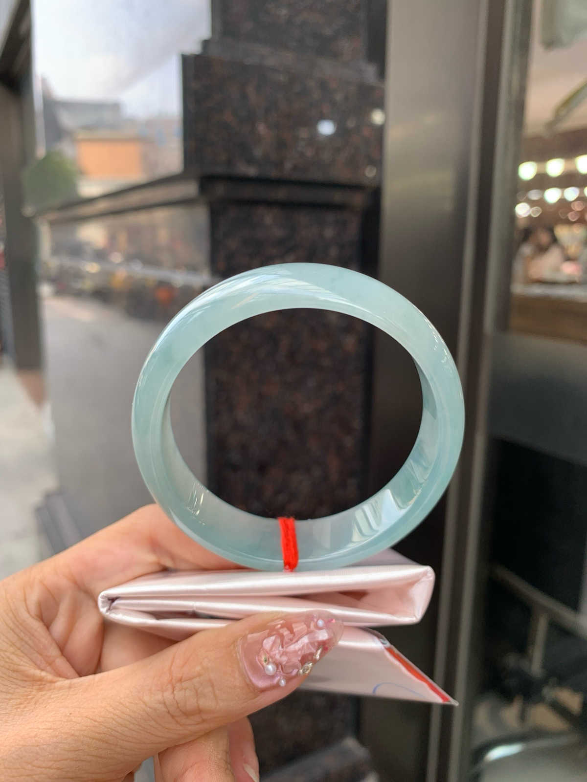 冰蓝宽版正圈
59.3-7.1-16.7
底妆冰润细腻，千变万化的冰晴蓝底色，拥有海的颜色，却散发着