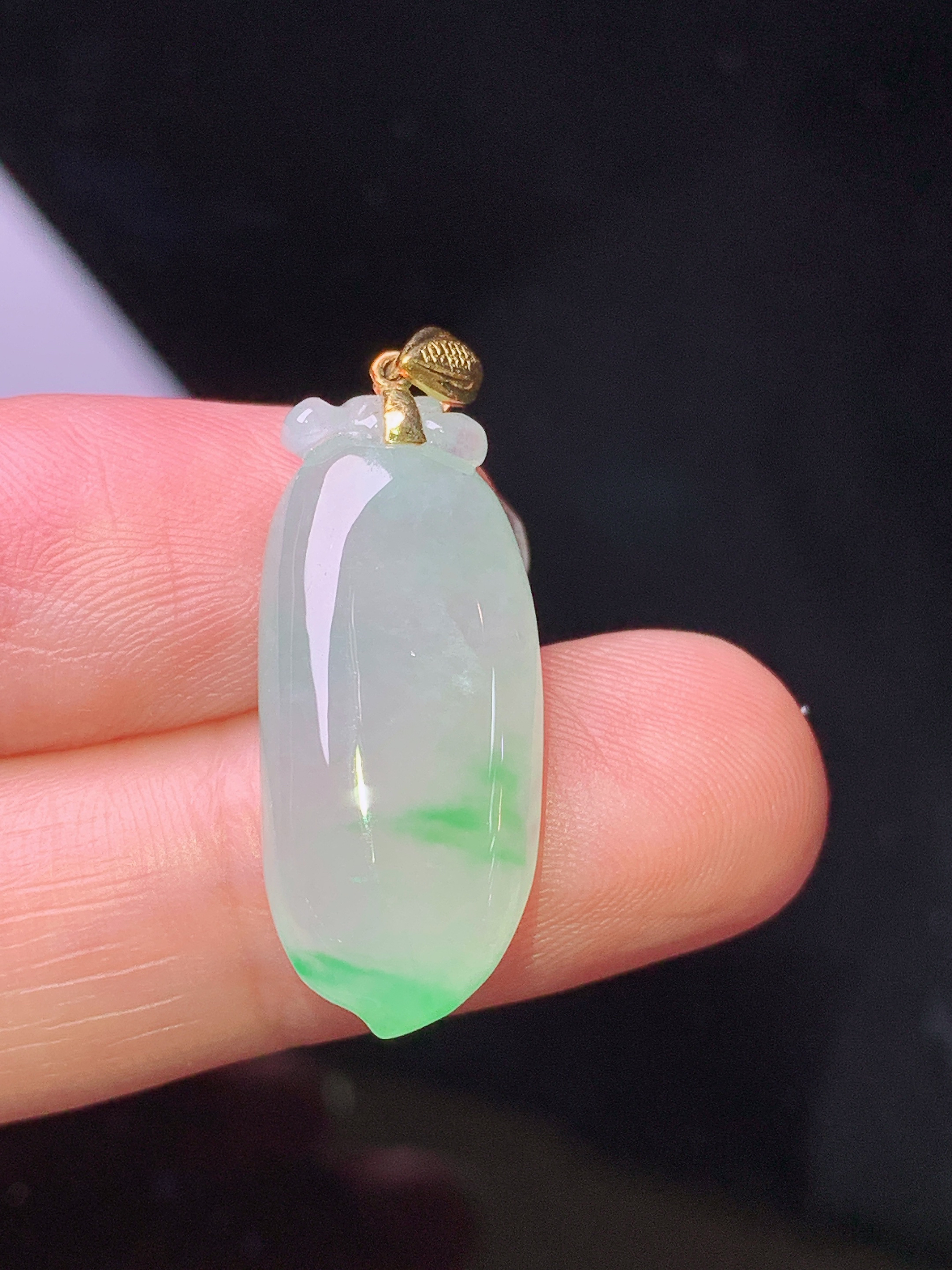 18k金镶嵌冰种飘绿福瓜吊坠 玉质细腻 色泽艳丽清新 整体尺寸30*10.8*5.2 a5