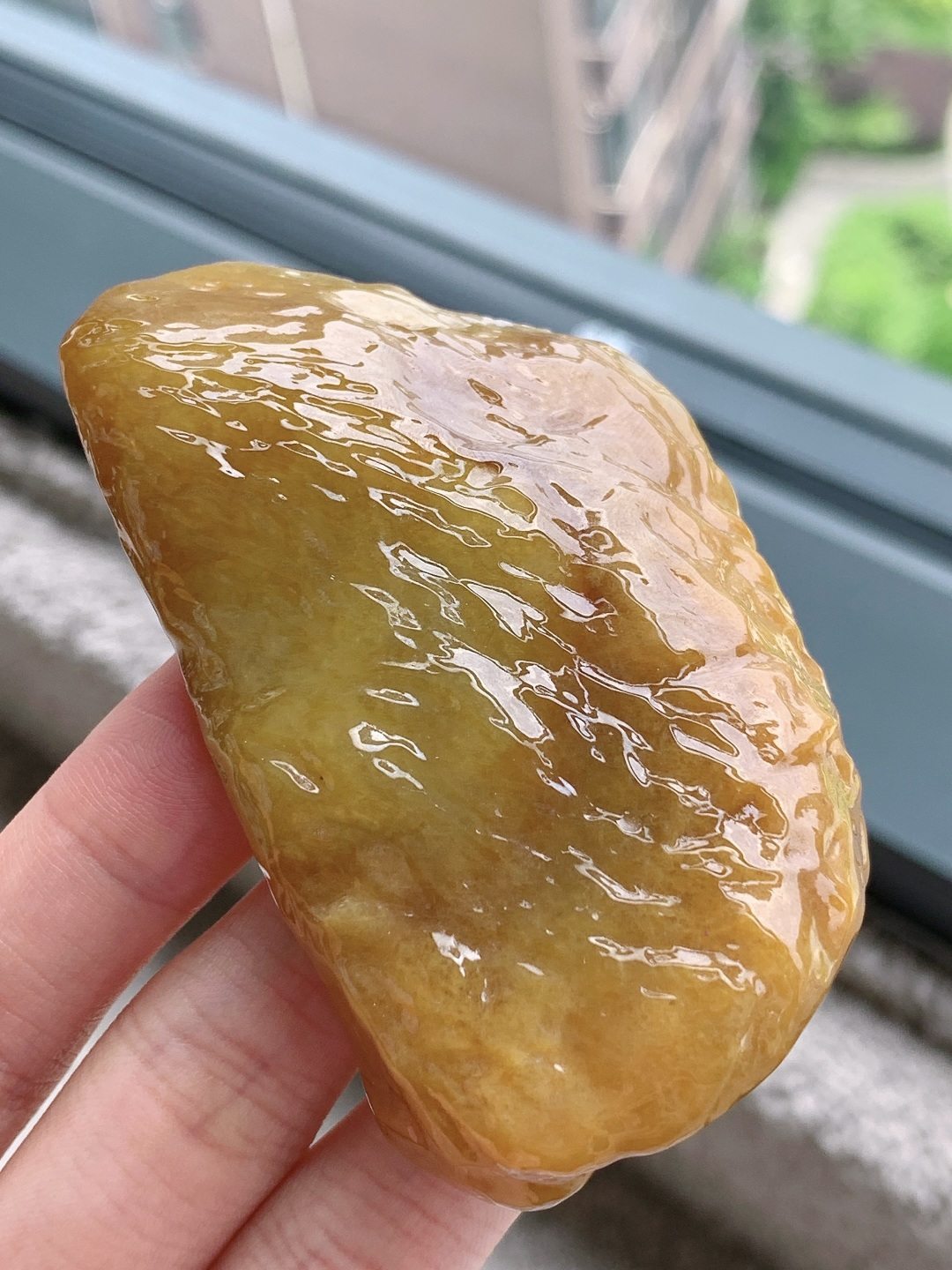 【材料】🫧冰黄翡 /牌子料/立体料/特色料【题材】可做把玩件、牌子、人物、山水、动物、花件……等推荐参考【尺寸】79.1-47.2-21【重量】117.7克· 凝脂熔金藏暖韵，原石璞玉蕴福祥。·满料黄翡原石通体裹蜜润暖黄，玉质油亮凝润、肌理自然起伏，满圈色泽匀润浓郁，可随形打磨金福原石挂坠，黄翡寓意金玉满堂、招财纳福，浑然天成的暖调自带温润华贵的质感，佩戴聚财显雍容，收藏兼具雅致与升值底蕴。