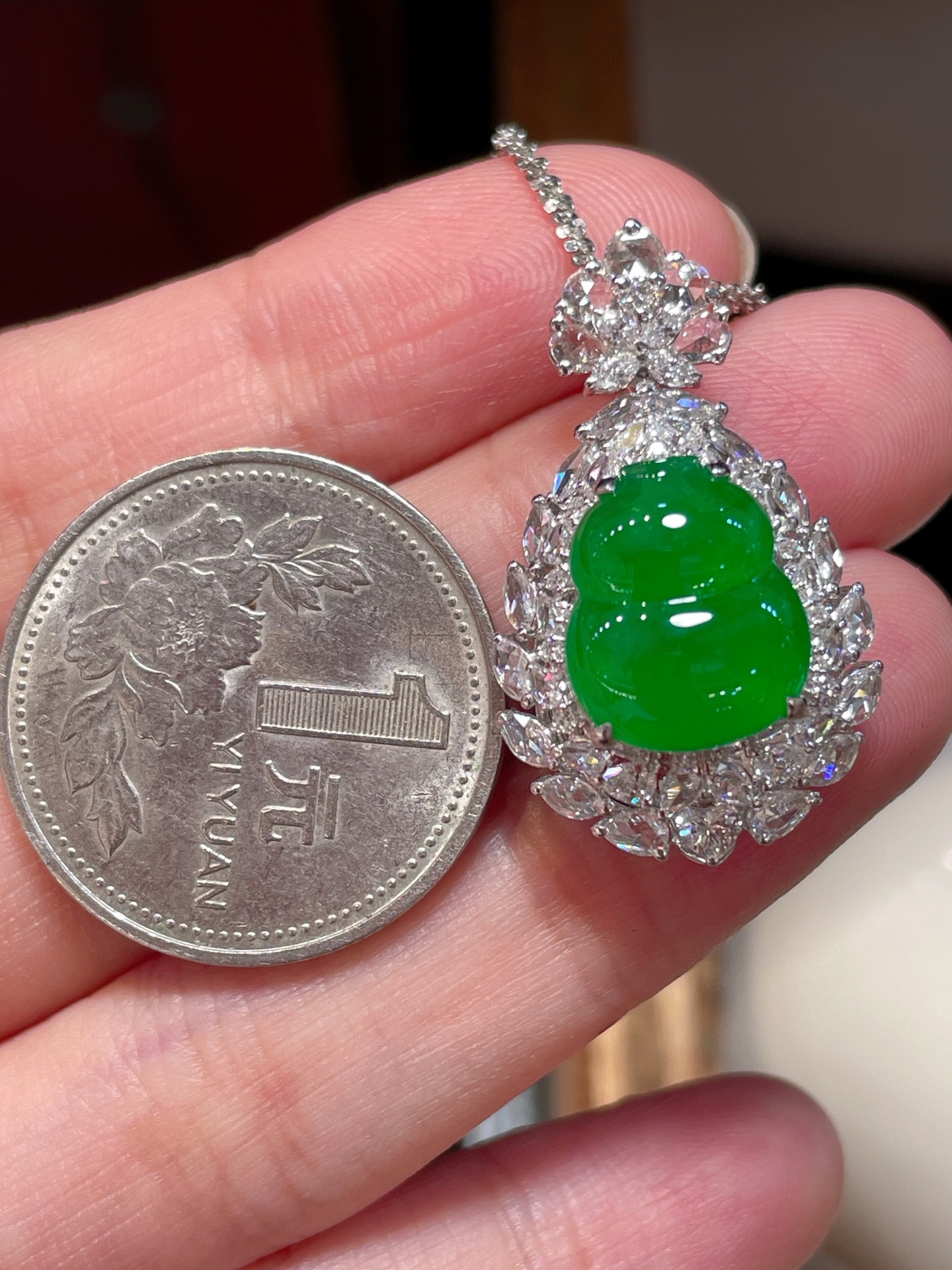 ️ 性比高 阳绿翡翠葫芦吊坠 满色，料子水润通透，种老起光。 18k金镶嵌，非常时尚好看，13.5-11-3.9