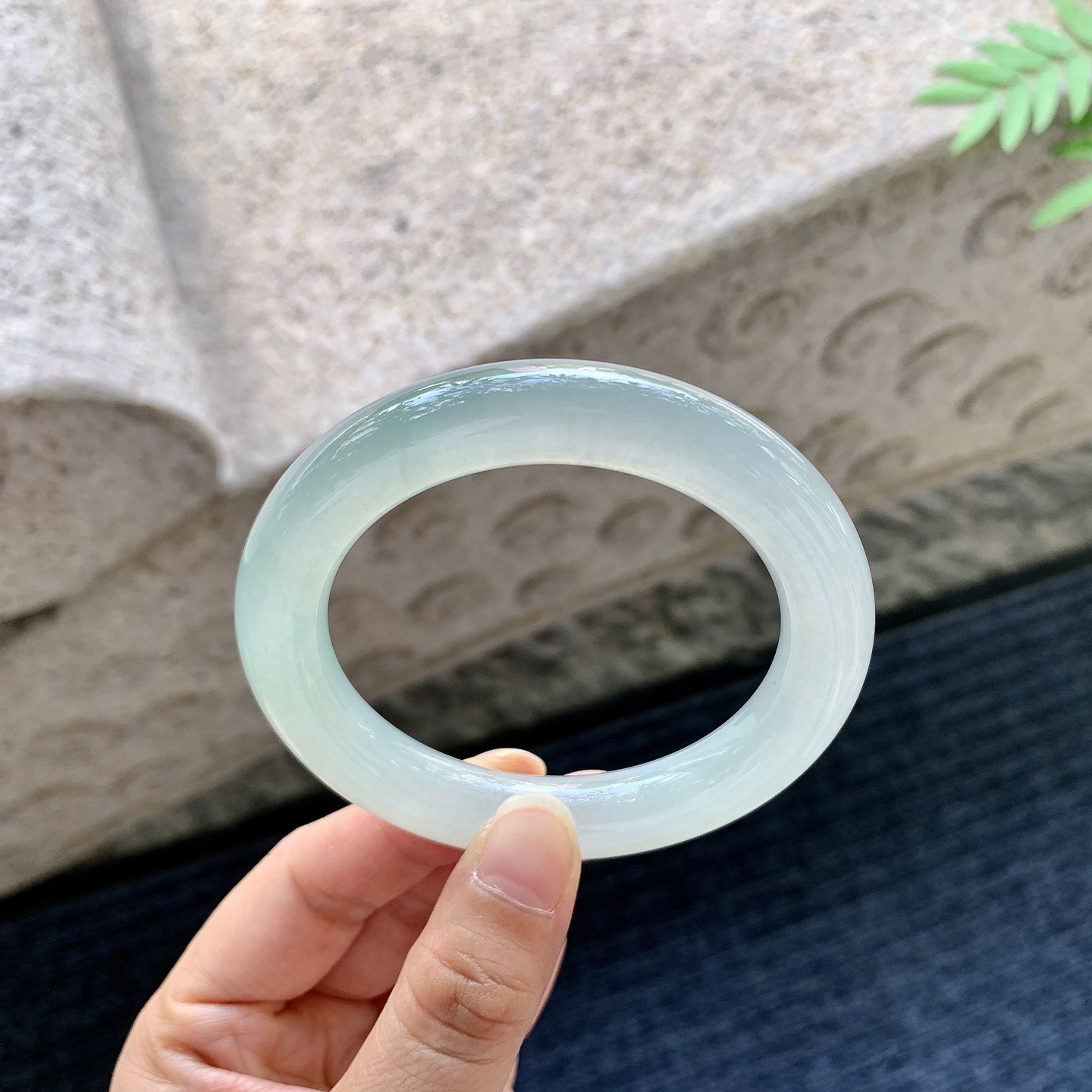 圆条53 54，圈口54.7/10.8/10.4，编码C5080581，冰糯晴底，清透，水润，种老，细腻，无裂。