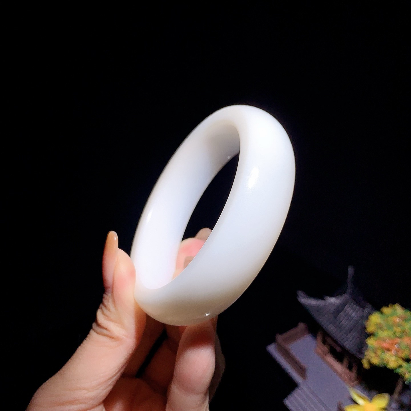 和田玉61圈口白玉宽版手镯！玉质细腻油润 底色纯净 无裂无杂 脂粉好，品质高。