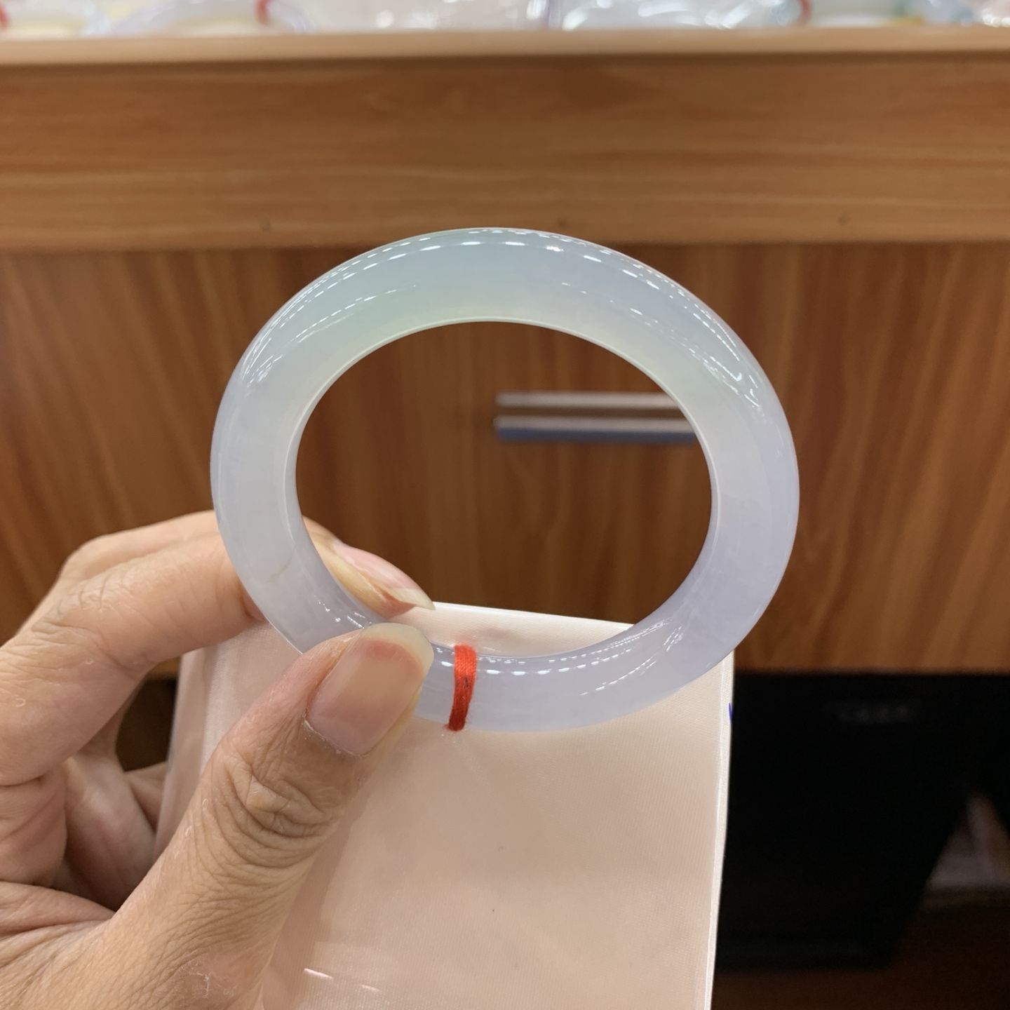 060231JM 飘绿圆条翡翠手镯棉根 51.5-10.1