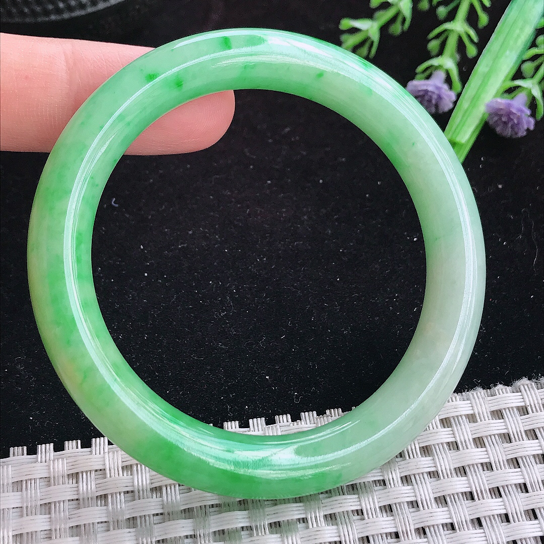 实拍A货翡翠52.5/9.2/8.9精美冰润辣阳绿圆条手镯玉手镯女款平安镯