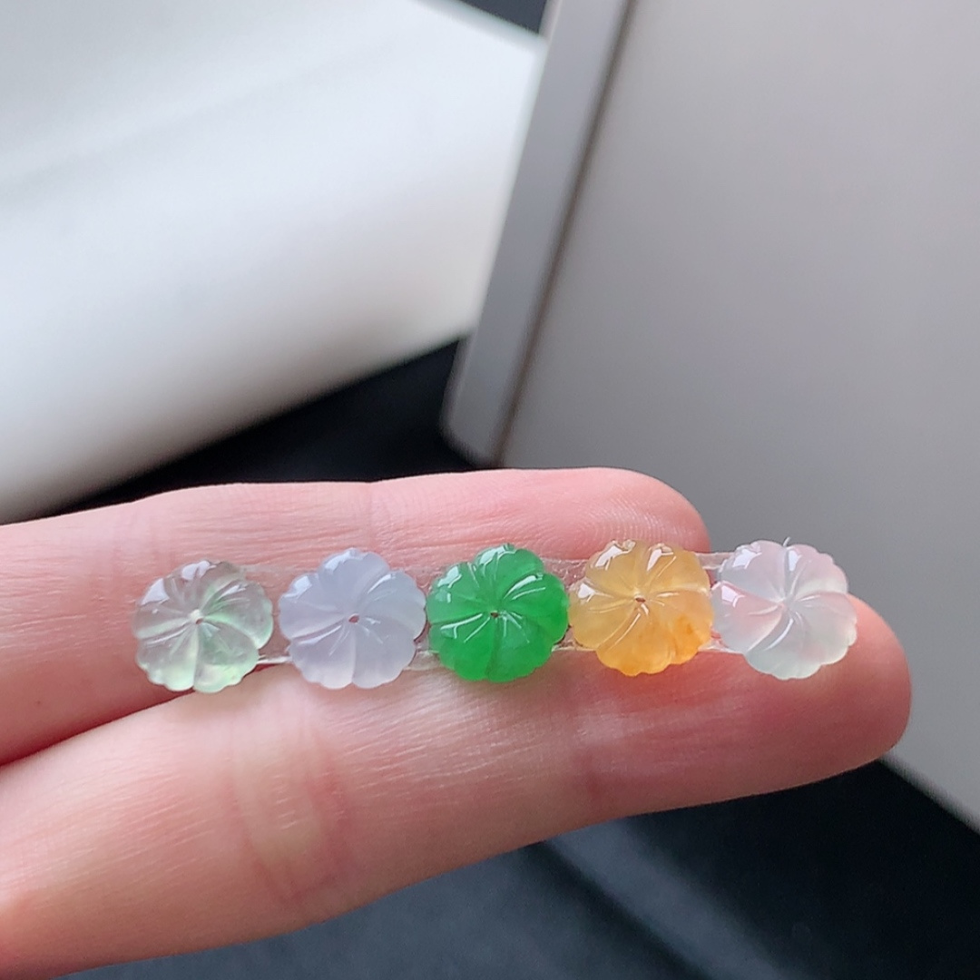 多彩花朵挂件 种老冰透细腻，品相喜悦，佩戴精致迷人，9.5-2.0