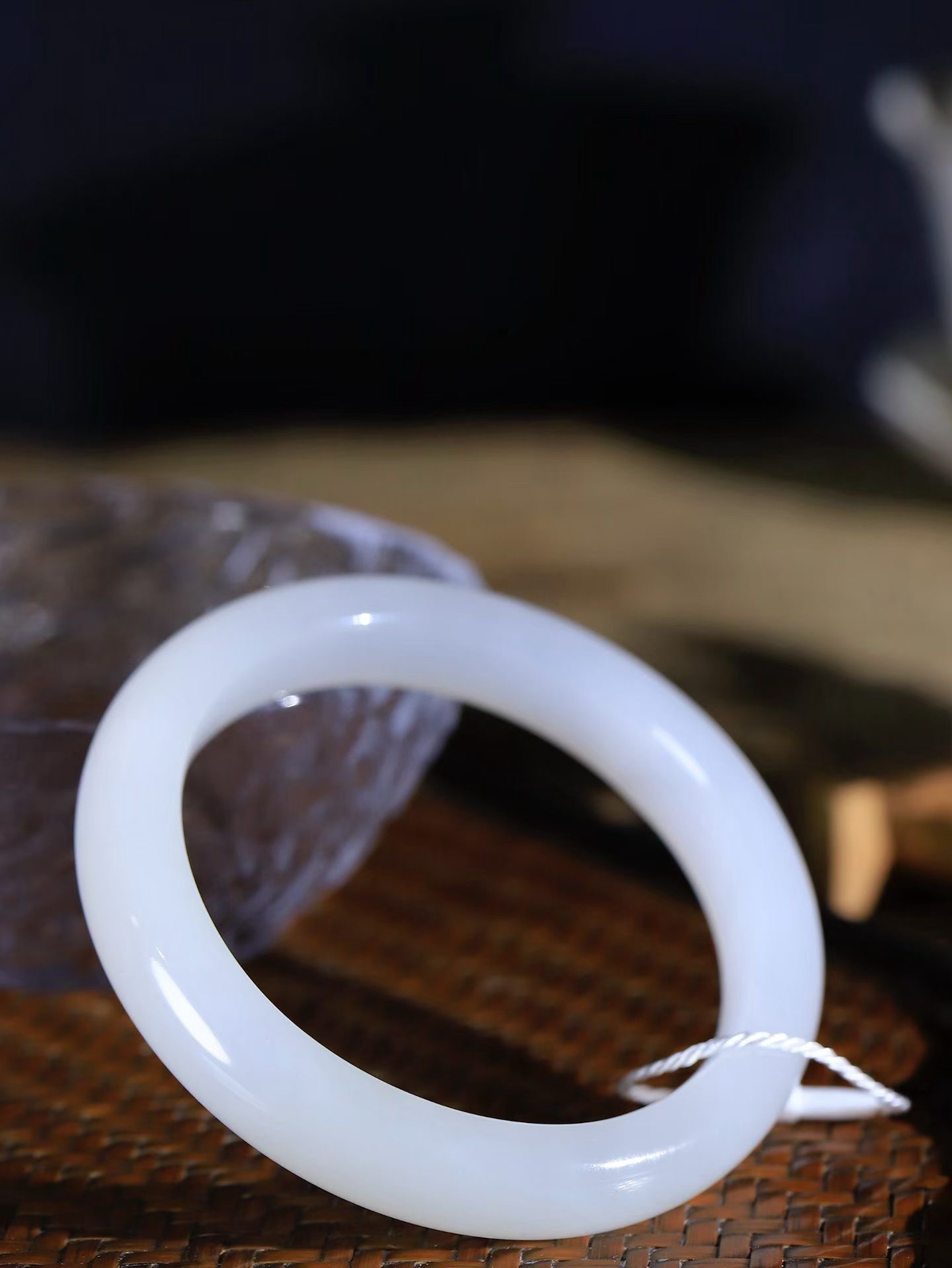 [温润如玉.手镯]

精品️和田玉白玉手镯。玉质温润细腻 油性十足 手感舒适，高华雅逸，线条流畅，