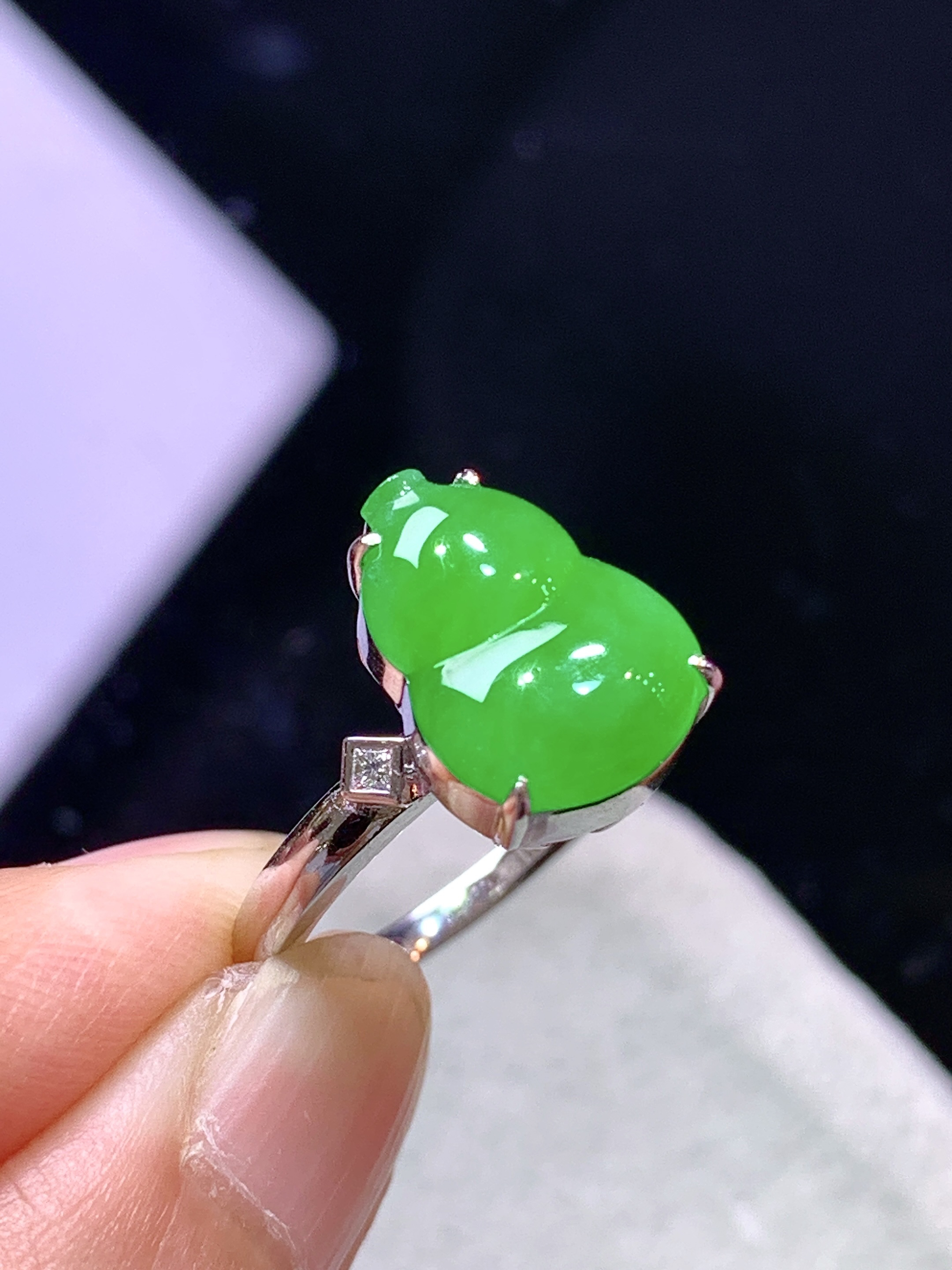 18k金钻镶嵌满绿葫芦戒指 玉质细腻 色泽艳丽清新 圈口13.5 裸石尺寸12.6*9.5*2.5 