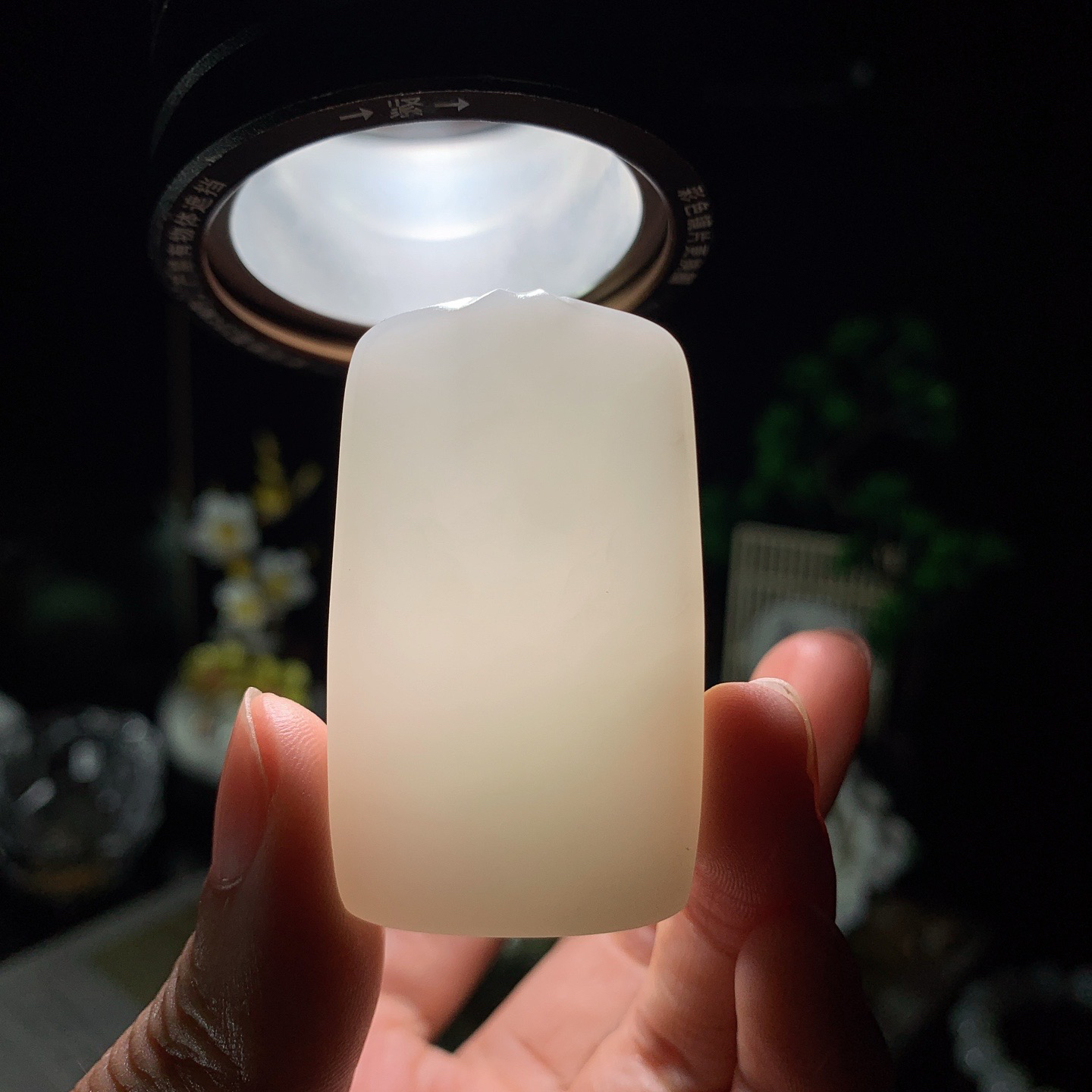 和田玉羊脂白玉佛引福来挂件！尺寸50/29/11重35.5克。玉质细腻油润。手推出油。佩戴高端典雅。lt260602