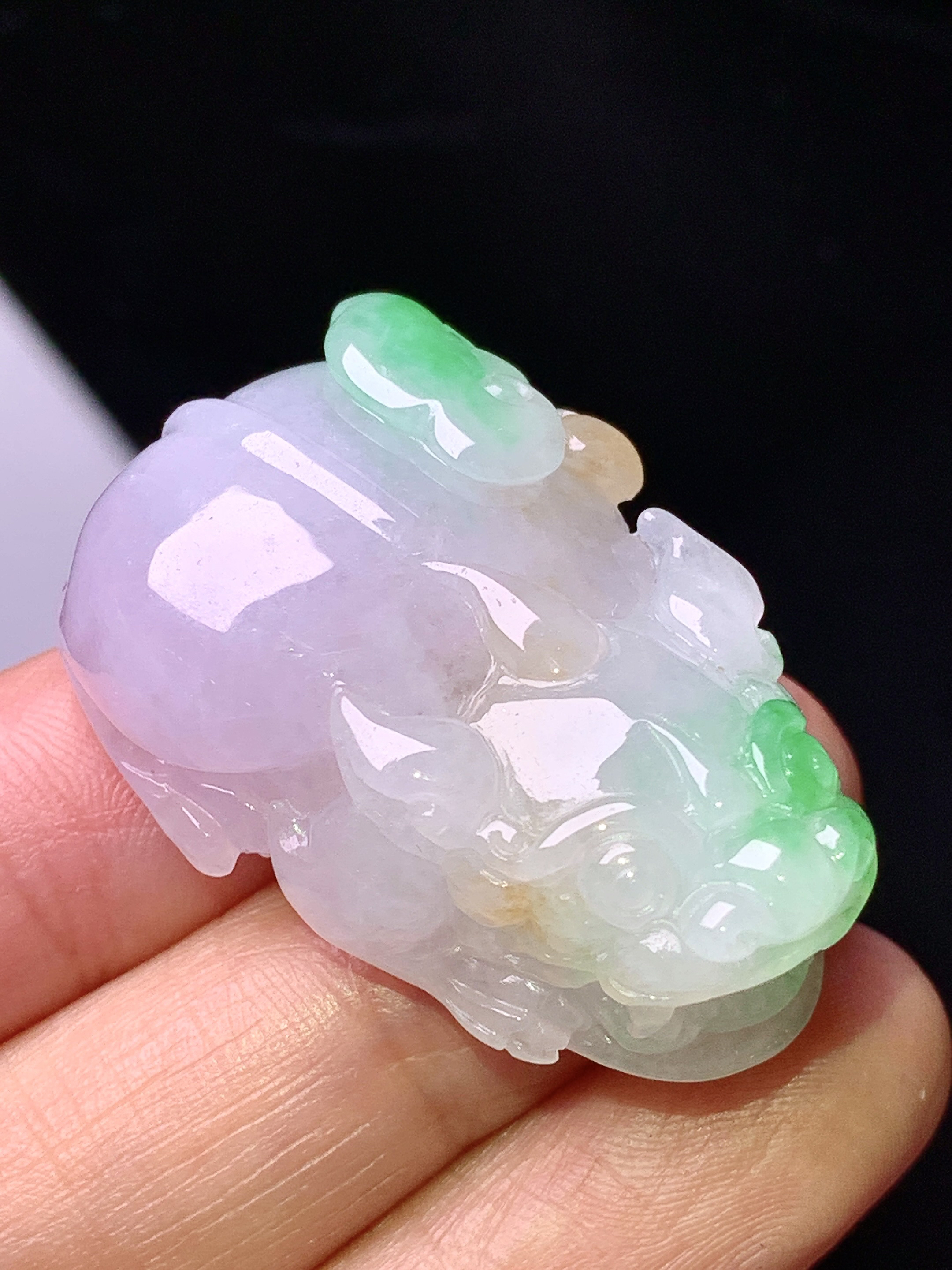 飘黄绿翡貔貅吊坠 玉质细腻 色泽艳丽清新 整体尺寸36.2*25*11.8 a5