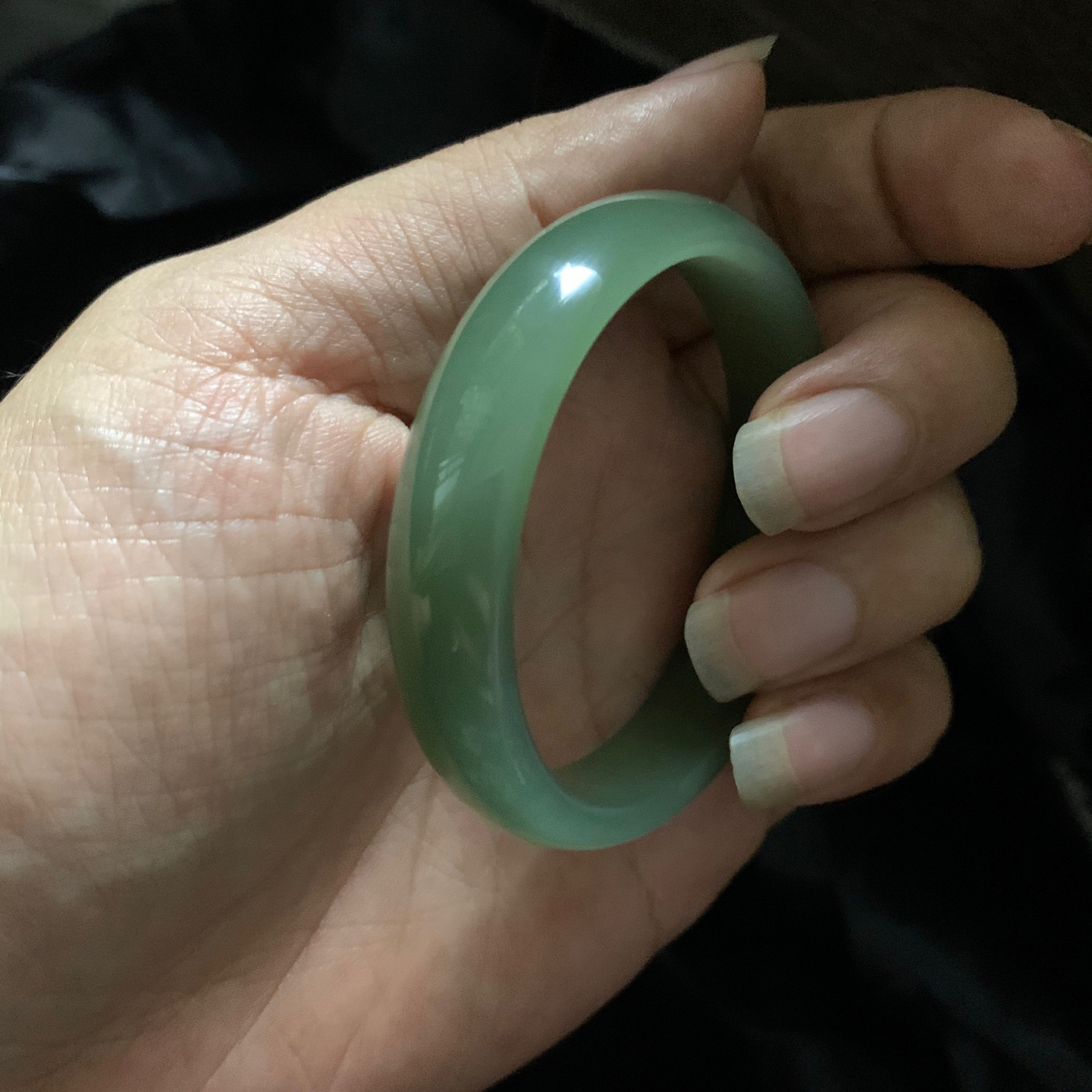 和田玉50圈口晴水绿手镯！玉质细腻油润 底色纯净 无裂无杂 脂粉好，品质高。