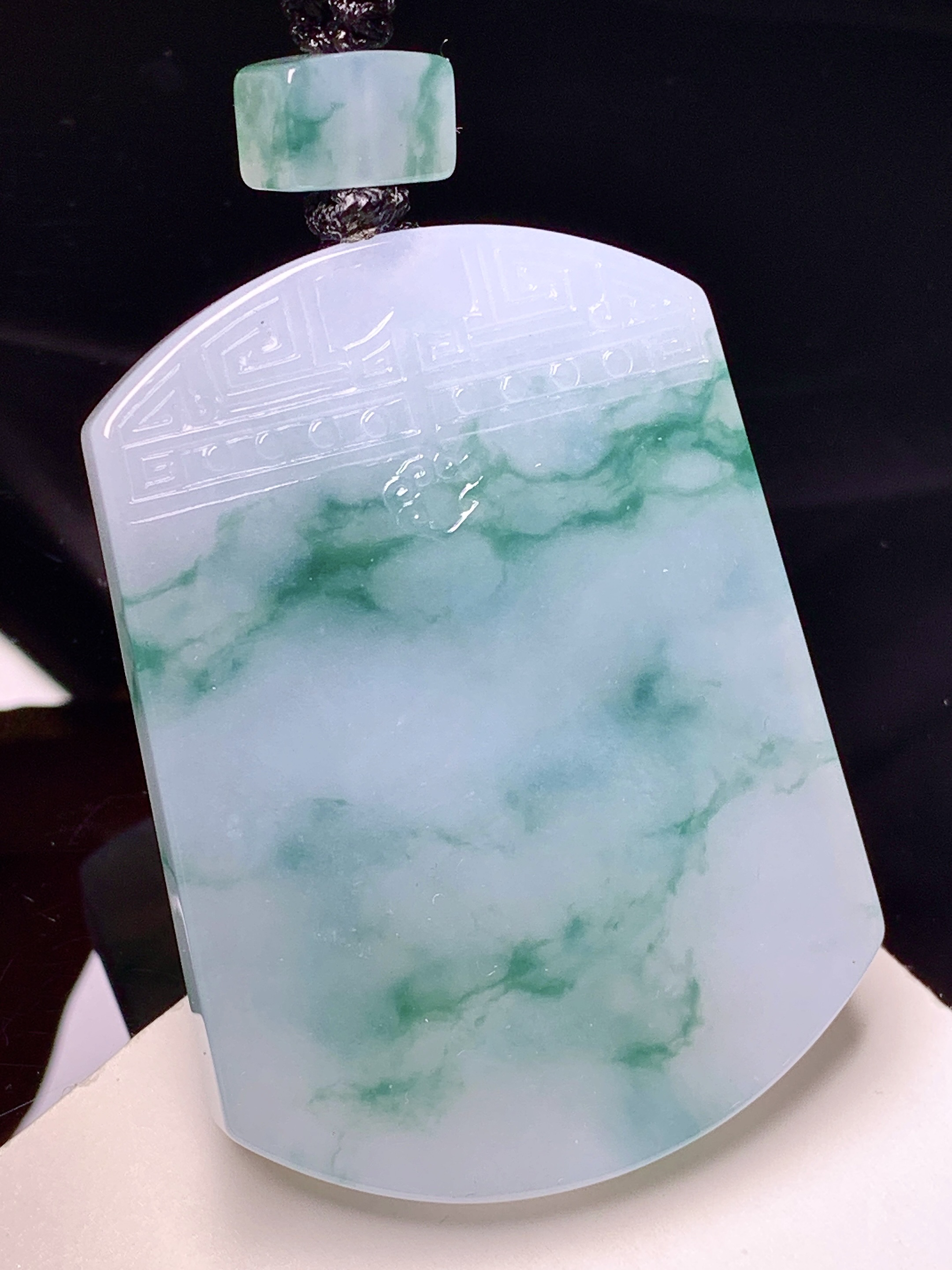飘绿无事牌吊坠 玉质细腻 色泽艳丽清新 整体尺寸54.5*39.8*5.8 L1