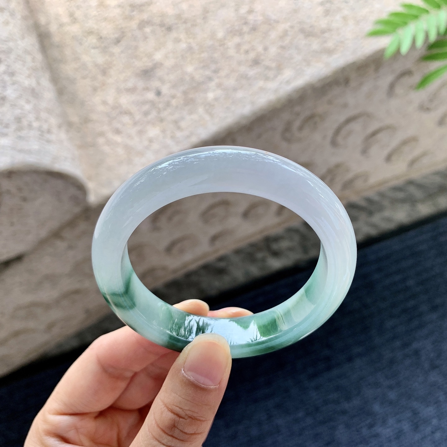 正圈52 53【圈口】53/12.5/8.4【编码】FL060444【描述】细糯飘绿，水润，种老，细腻，打灯有纹线