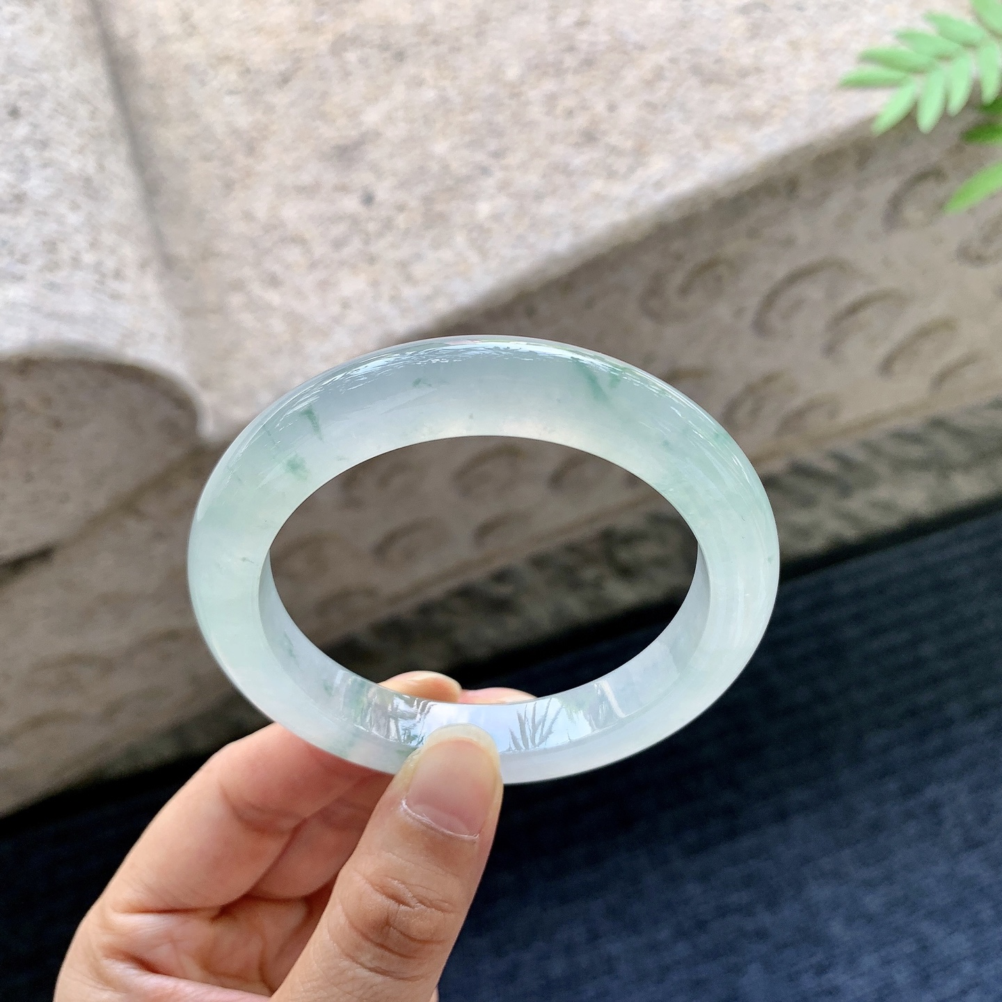 正圈55 55【圈口】55.4/10.4/9【编码】C5060413【描述】冰飘花，清透，水润，种老，细腻，打灯有棉线