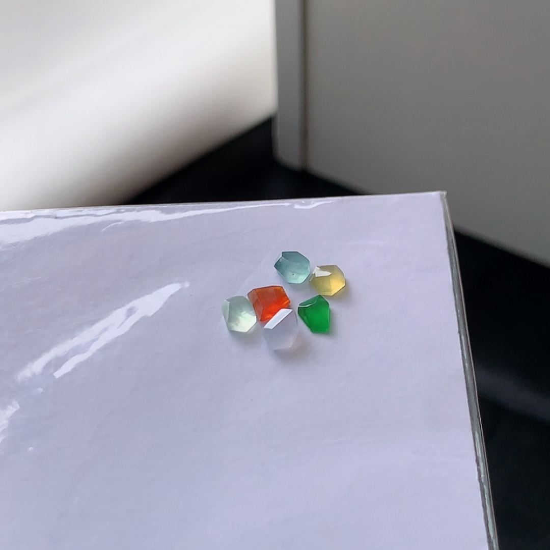 多彩挂件。翠色明媚，饱满底子细腻，佩戴简单大方 货号98602，4.7-4.7-1.9