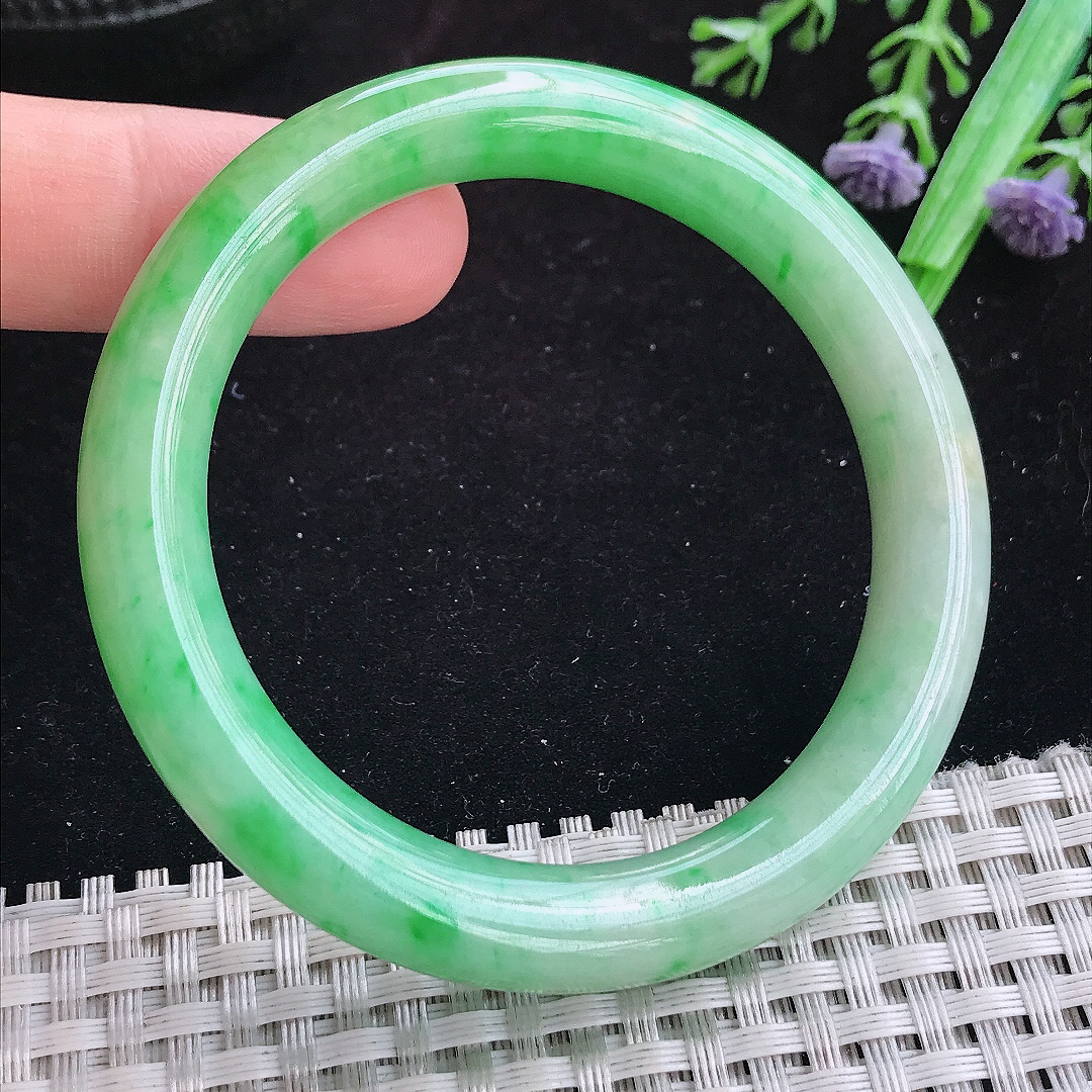 实拍A货翡翠52.5/9.2/8.9精美冰润辣阳绿圆条手镯玉手镯女款平安镯