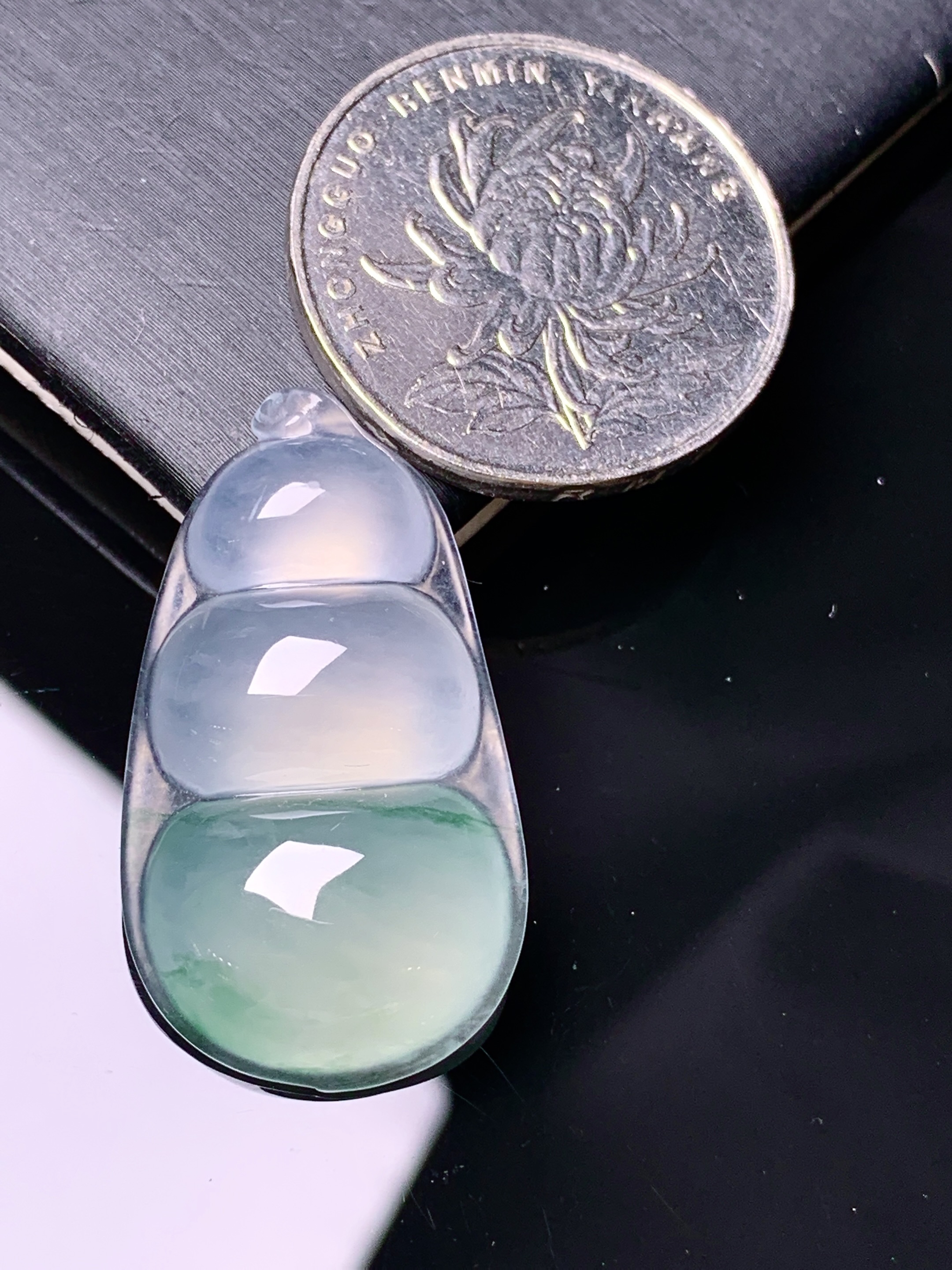 冰种四季豆吊坠 玉质细腻 色泽艳丽清新 整体尺寸32.2*18*6 c1