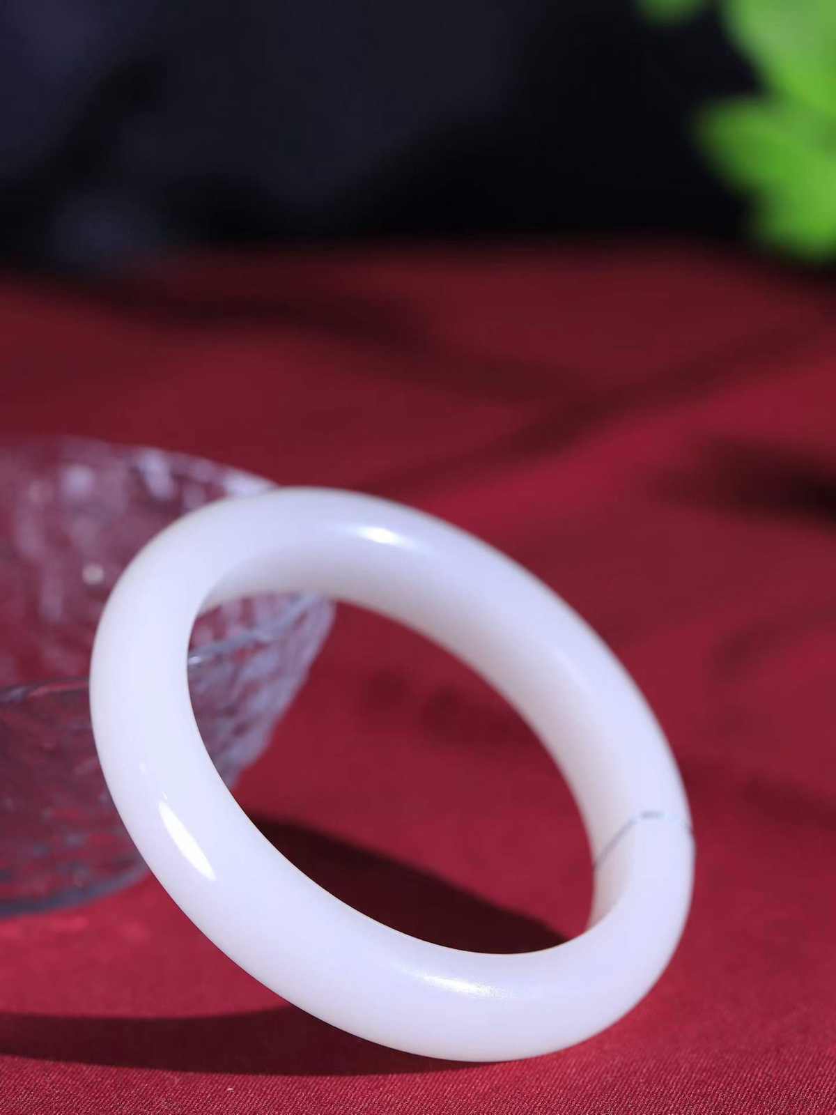 （一见倾心.手镯）

精品️和田玉白玉手镯，玉质温润细腻 油性十足 手感舒适，高华雅逸，线条流畅，简约大气，美自天成，素雅高贵。佩戴于腕间，婉约之美，举手投足间透出那低调奢华。重51.7克  尺寸53.5-12.2-9mm  56502536A