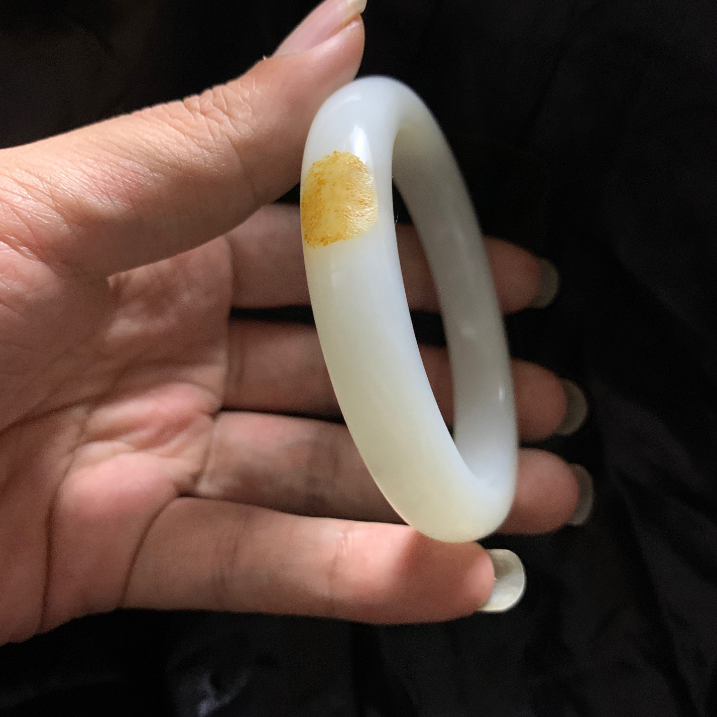 秋梨皮，和田玉56.5圈口白玉手镯！玉质细腻油润 底色纯净 脂粉好，品质好！