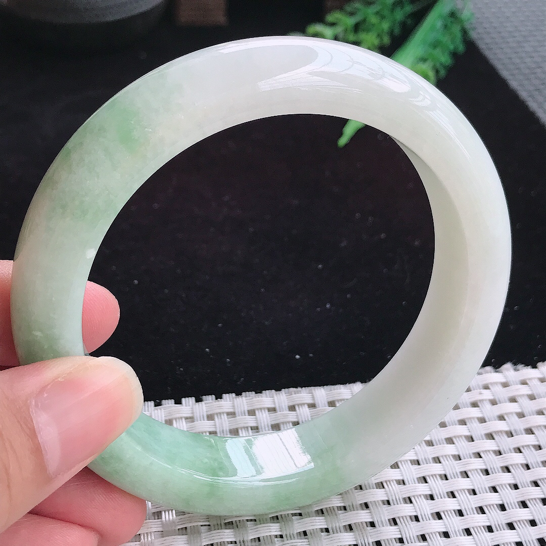 实拍A货翡翠64/15/6.6大圈口冰润淡绿色厚装手镯玉手镯女款平安镯