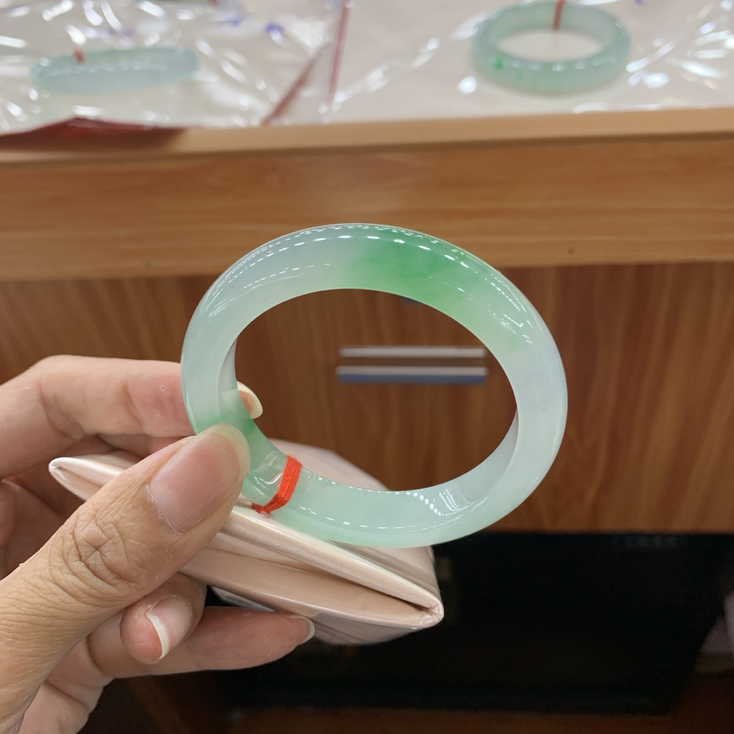 060246WJ 飘绿正圈小圈口翡翠手镯 51.3-11-8