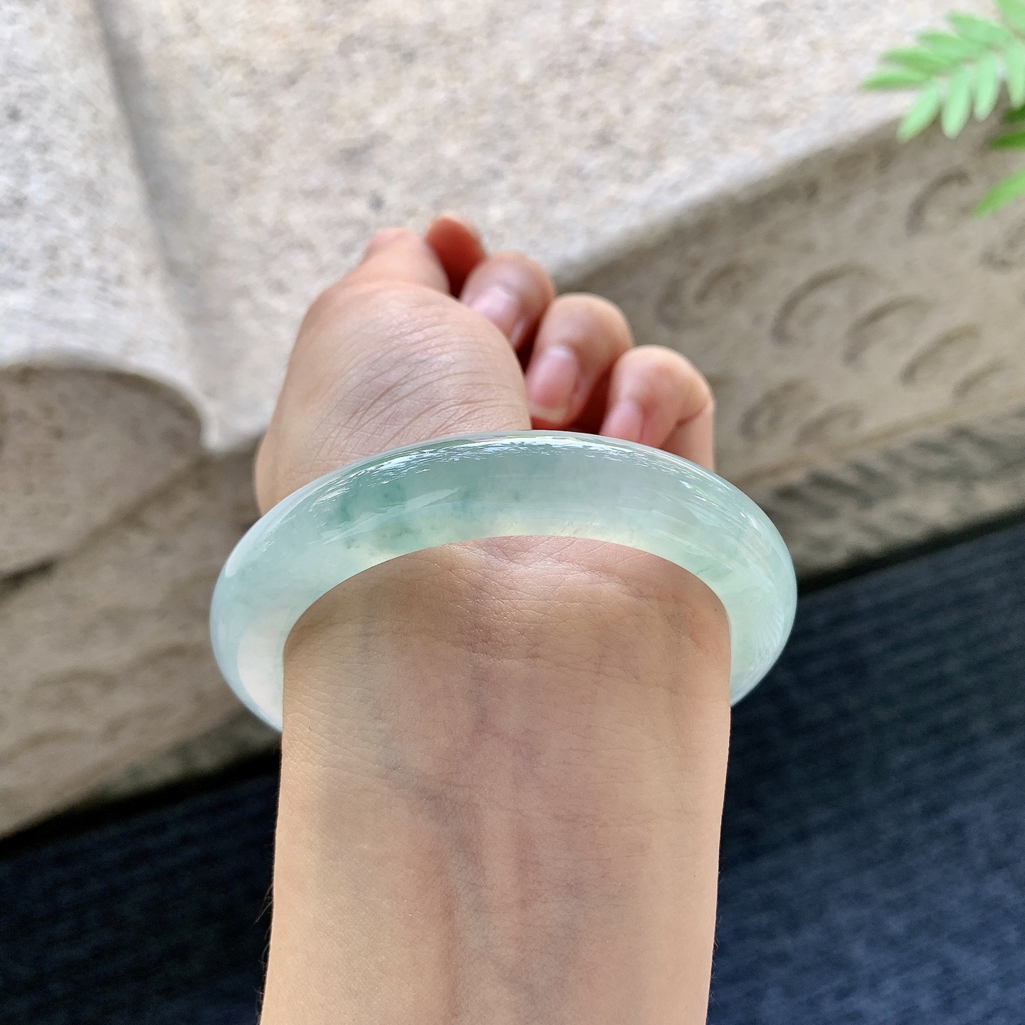 正圈53 54，圈口54.8/10.7/8.7，编码C5081485，冰糯晴绿，水润，种老，细腻，打灯有絮线