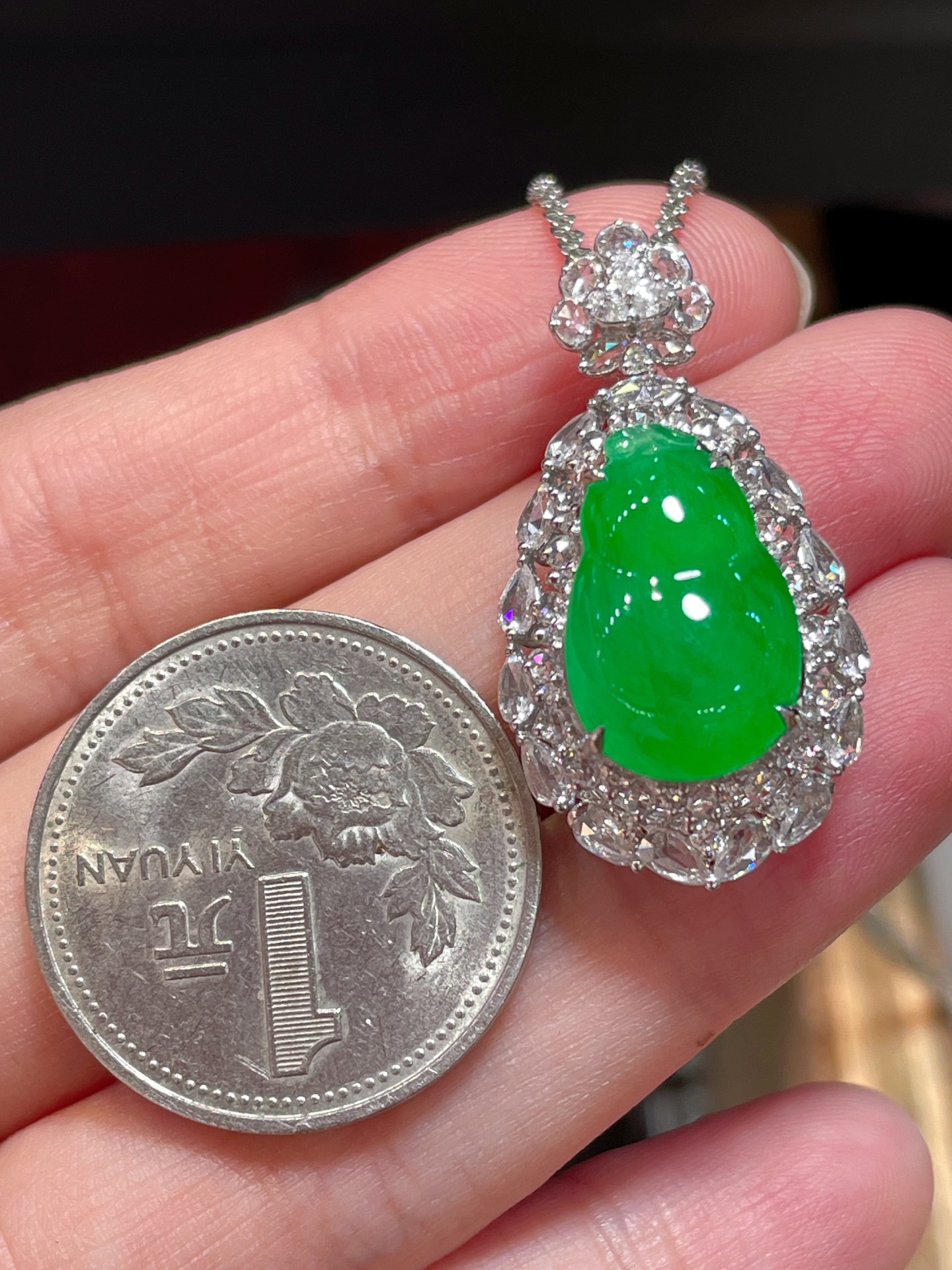 ️ 性比高 阳绿翡翠葫芦吊坠 满色，料子水润通透，种老起光。 18k金镶嵌，非常时尚好看，17-11.3-4.3