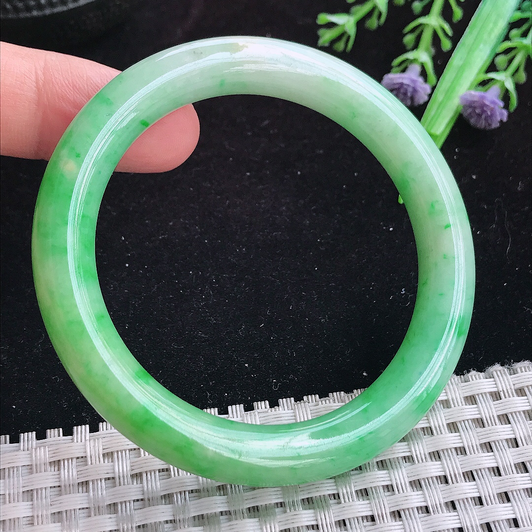 实拍A货翡翠52.5/9.2/8.9精美冰润辣阳绿圆条手镯玉手镯女款平安镯