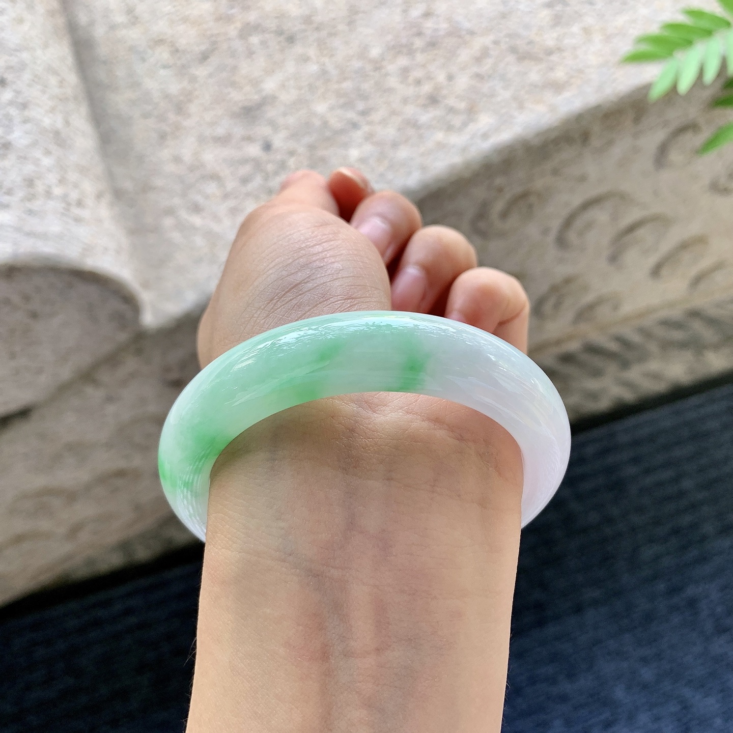 正圈53 54【圈口】54.8/13/8.2【编码】HJ060416【描述】细糯飘绿，水润，种老，细腻，无裂