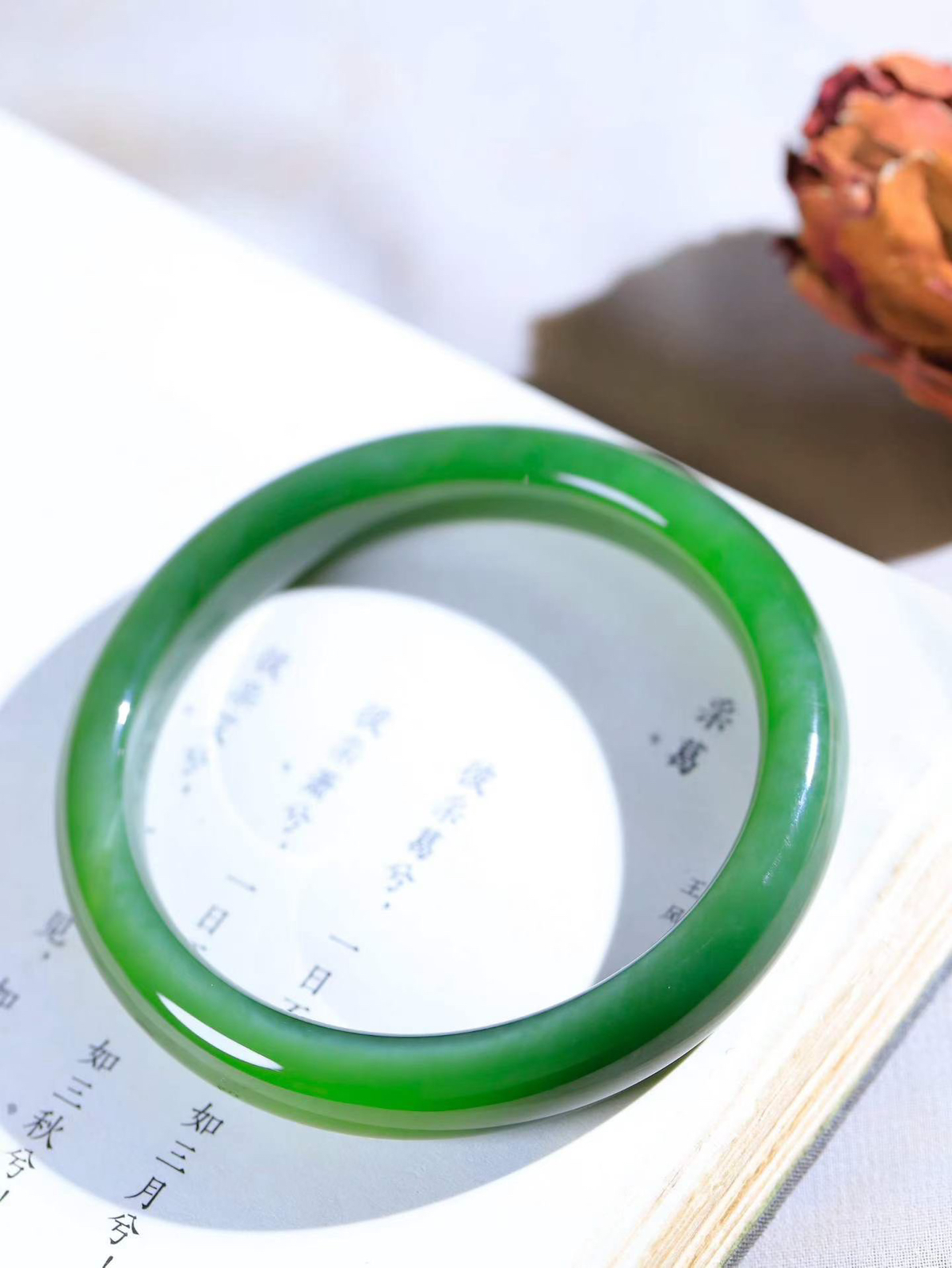 【碧色荡漾·手镯】

精品️和田玉碧玉猫眼手镯，玉质细腻温润，手感舒适，️线条流畅，简约大气，美自天成，佩戴于腕间，婉约之美，举手投足间透出那份低调奢华，醉人心扉。重46.85克 内径圈口57mm尺寸11.2-8.4mm FDL-7760232