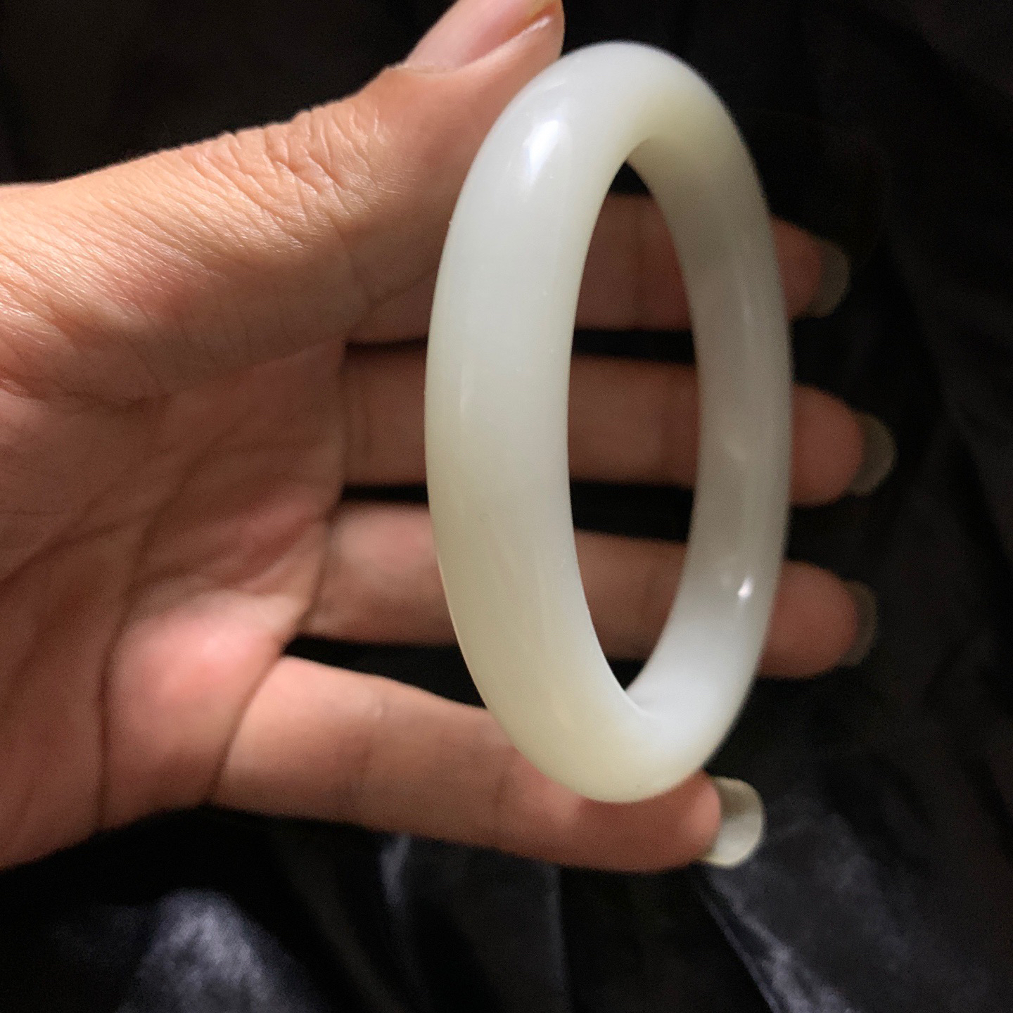 秋梨皮，和田玉58圈口白玉手镯！玉质细腻油润 底色纯净 脂粉好，品质好！