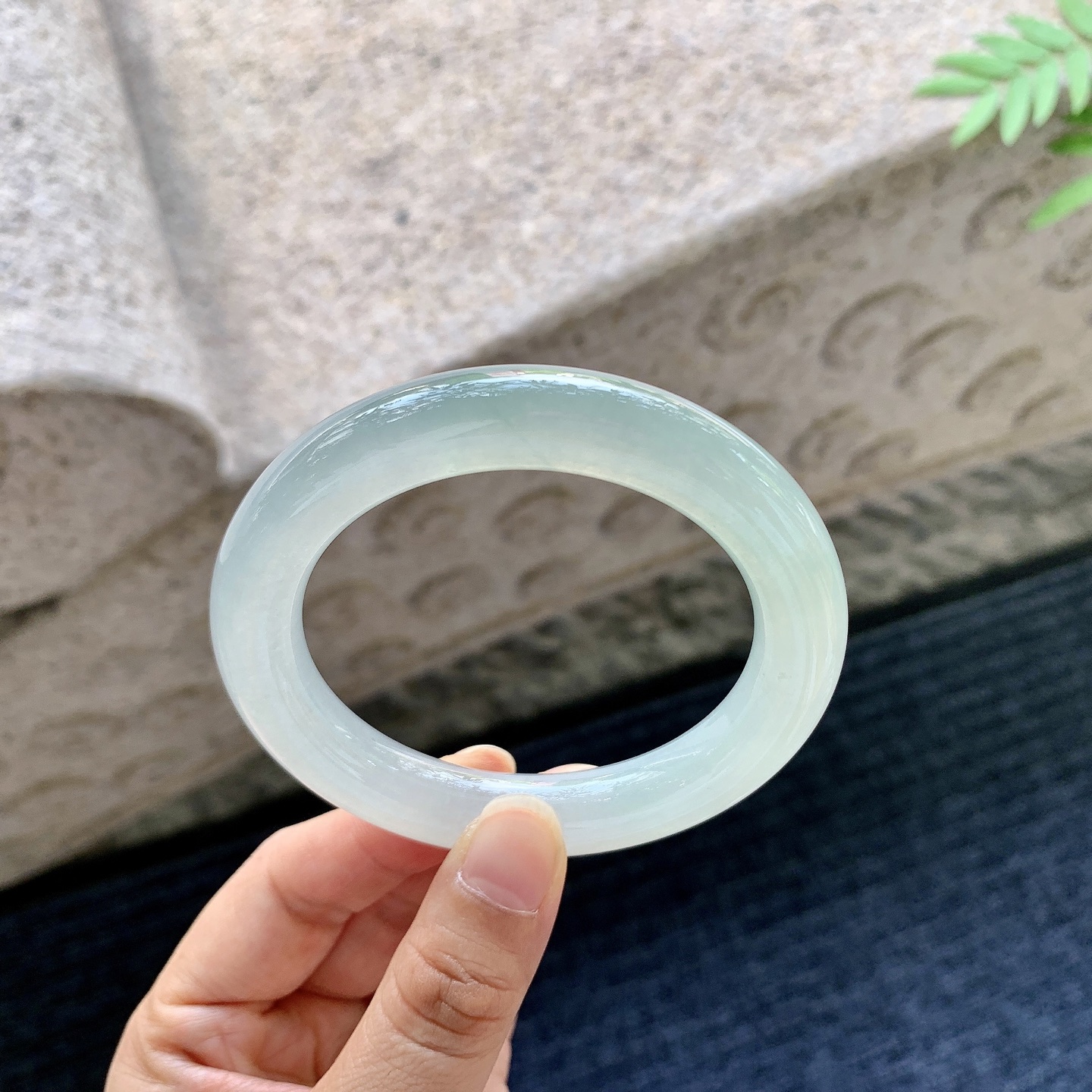 圆条53 54，圈口54.7/10.8/10.4，编码C5080581，冰糯晴底，清透，水润，种老，细腻，无裂。