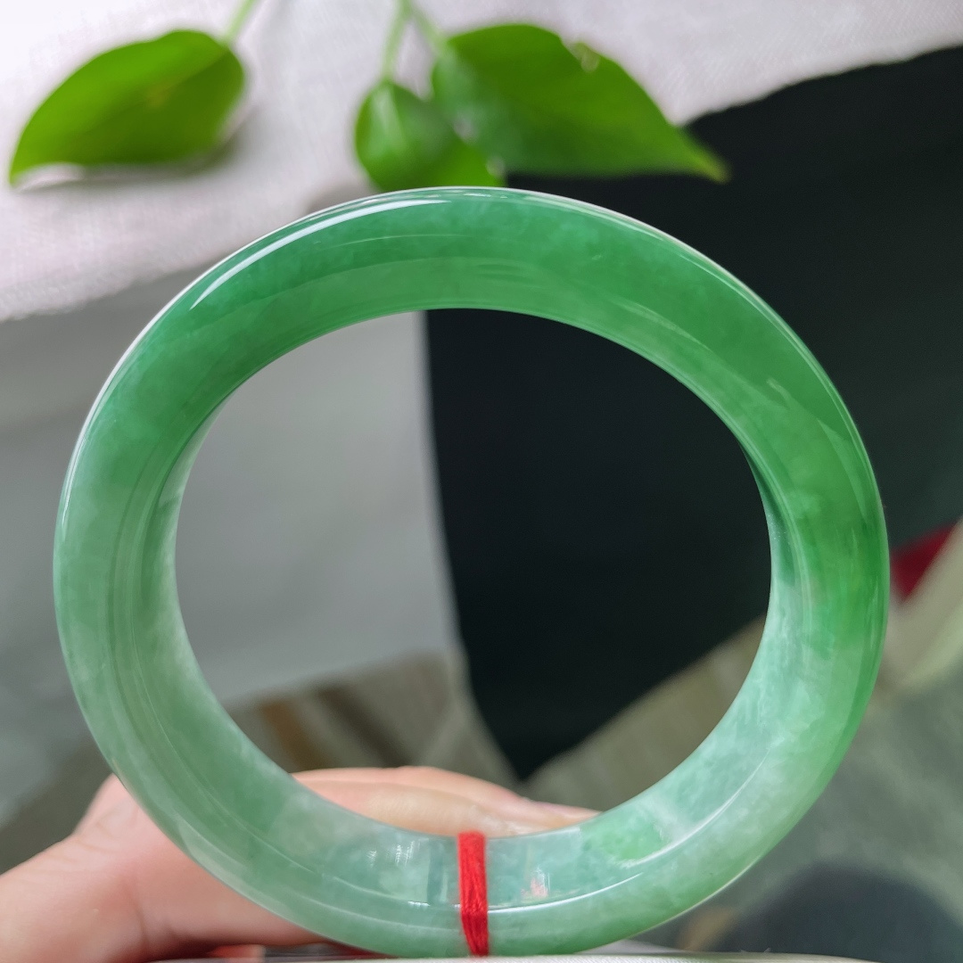 绿底正圈，颜色由浅入深，人间烟火，腕间清欢，皆是美好。一点皮纹，ss53715a