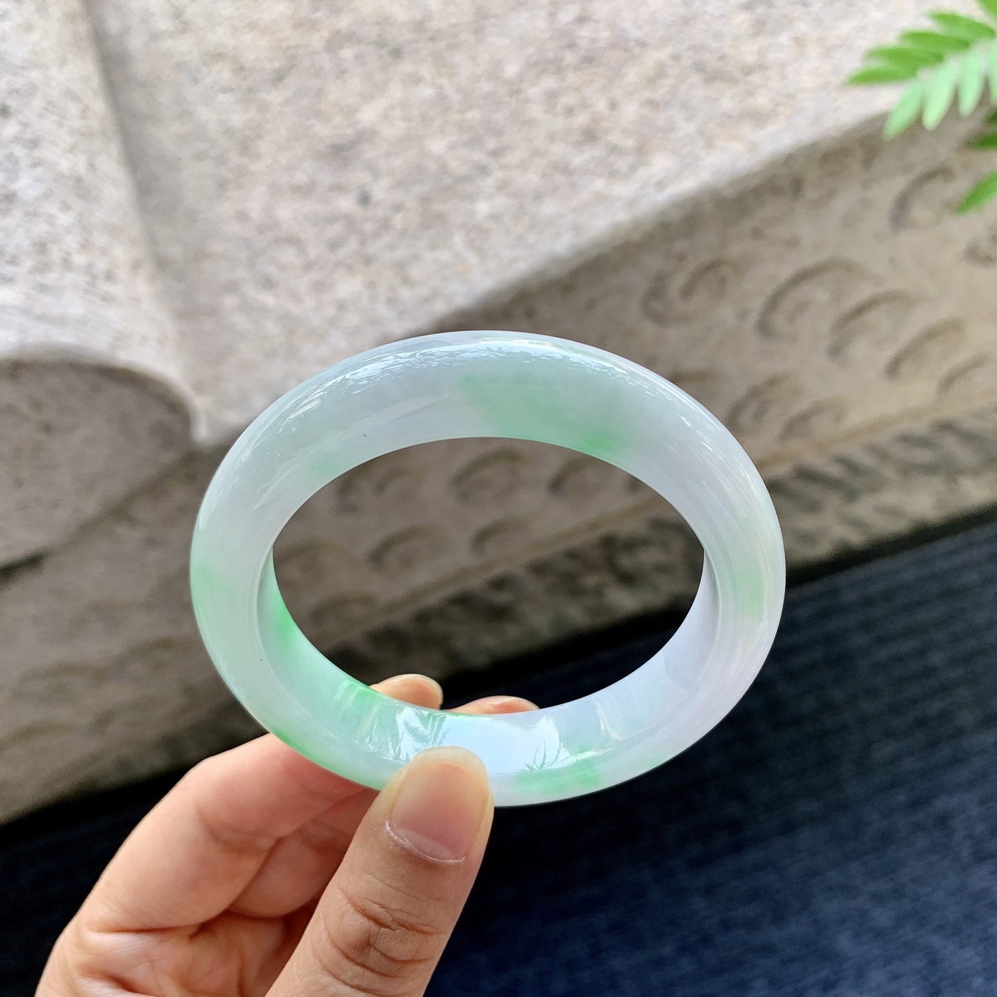 正圈53 54【圈口】54.8/13/8.2【编码】HJ060416【描述】细糯飘绿，水润，种老，细腻，无裂