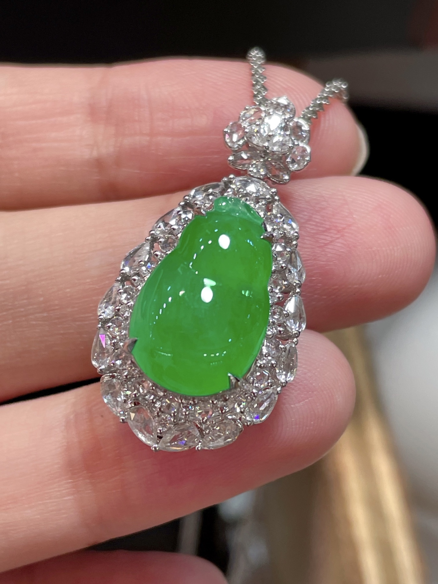 ️ 性比高 阳绿翡翠葫芦吊坠 满色，料子水润通透，种老起光。 18k金镶嵌，非常时尚好看，17-11.3-4.3