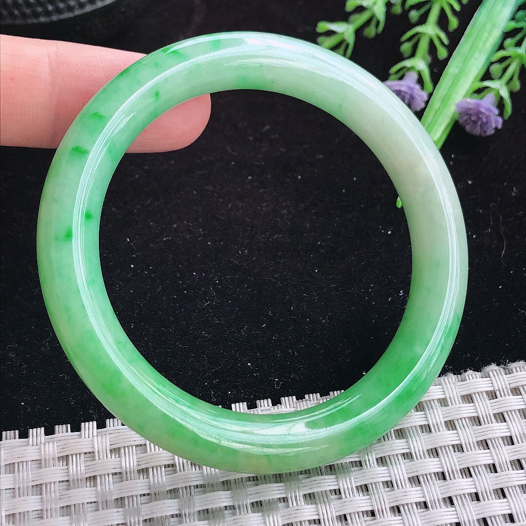 实拍A货翡翠52.5/9.2/8.9精美冰润辣阳绿圆条手镯玉手镯女款平安镯