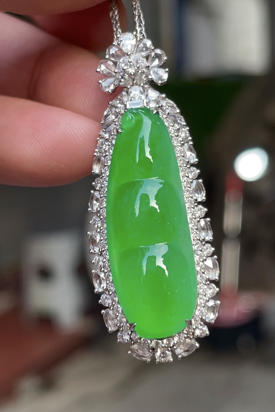 【高冰正阳绿，大福豆】大件饱满， 通透水润，玉质细腻，翠色鲜艳，18k金奢华钻石镶嵌️，29.5-10.5-5.0