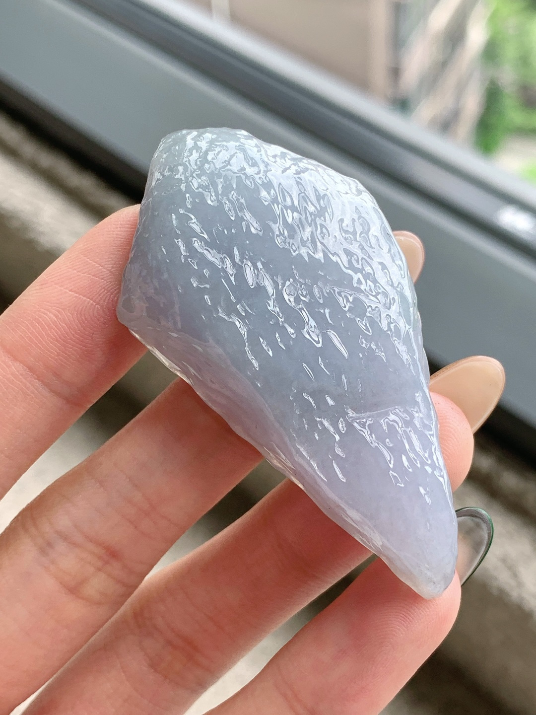 【材料】🫧冰 /牌子料/随形料/特色料【题材】可做随形、牌子、人物、山水、动物、花件……等推荐参考【尺寸】63.8-34.3-12.7【重量】41.5克 材料优选· 浅紫凝霜含雅韵，原石随态蕴清柔。·冰种翡翠原石，玉质细腻水润、通体泛柔润烟紫，表皮保留天然起伏肌理，可随形打磨悟道原石挂坠，原石题材寓意返璞归真、平安自在，淡紫玉色温婉清雅，自带恬淡静谧的氛围感，上身温柔雅致。