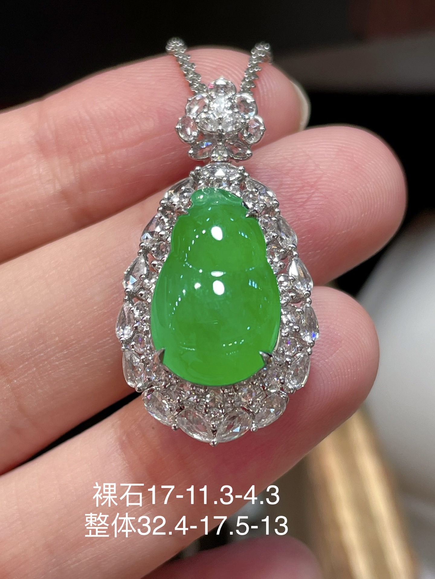 ️ 性比高 阳绿翡翠葫芦吊坠 满色，料子水润通透，种老起光。 18k金镶嵌，非常时尚好看，17-1