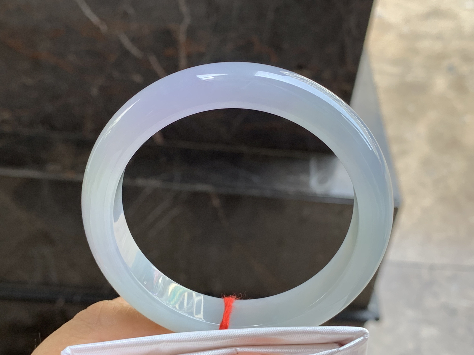 59-13-8.8mm
春色大圈口手镯 水润细腻 颜色漂亮