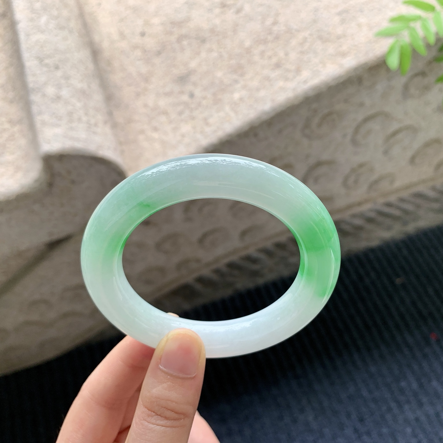 【圈口】55/11.8/11.8
【描述】细糯飘阳绿，水润，种老，细腻，无纹裂！