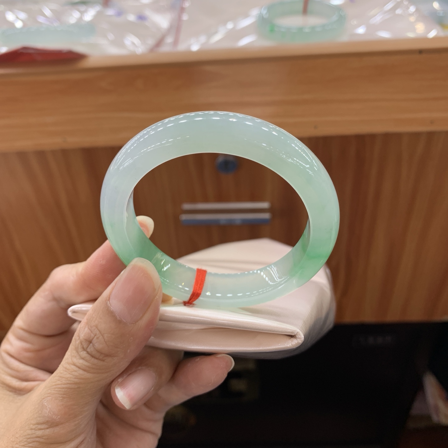 060246WJ 飘绿正圈小圈口翡翠手镯 51.3-11-8