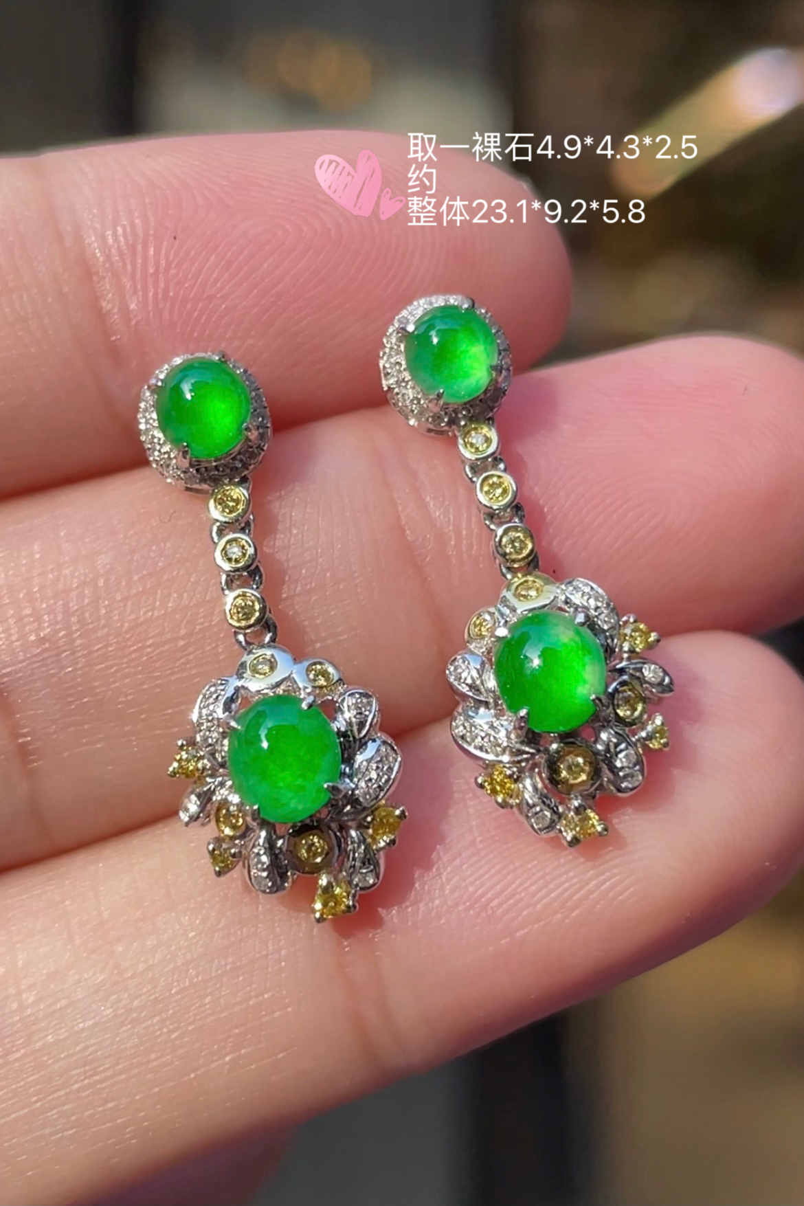 高冰正阳绿，耳环，饱满，起光，通透水润，玉质细腻，翠色鲜艳，18k金奢华钻石镶嵌️，23.1-9.