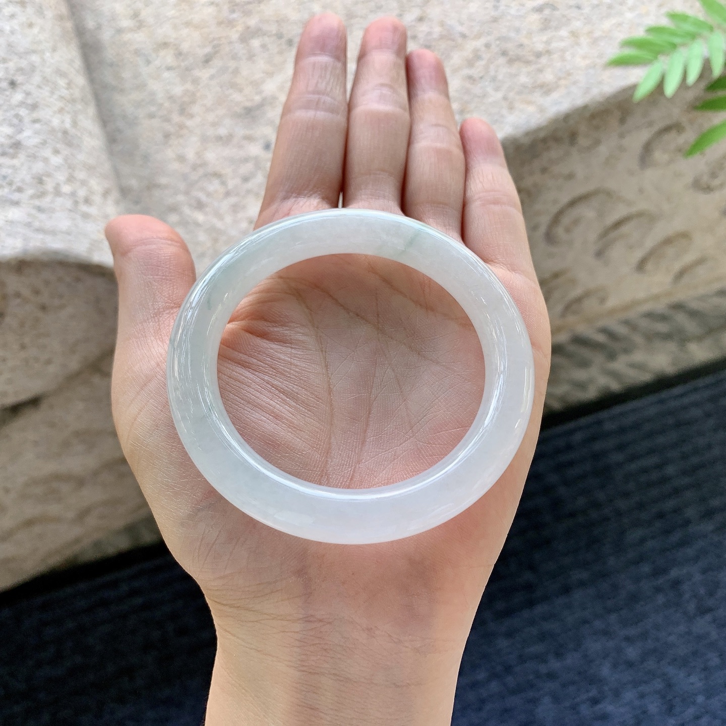 圆条51 52【圈口】52/9.6/9.2【编码】C5060447【描述】糯冰飘花，水润，种老，细腻
